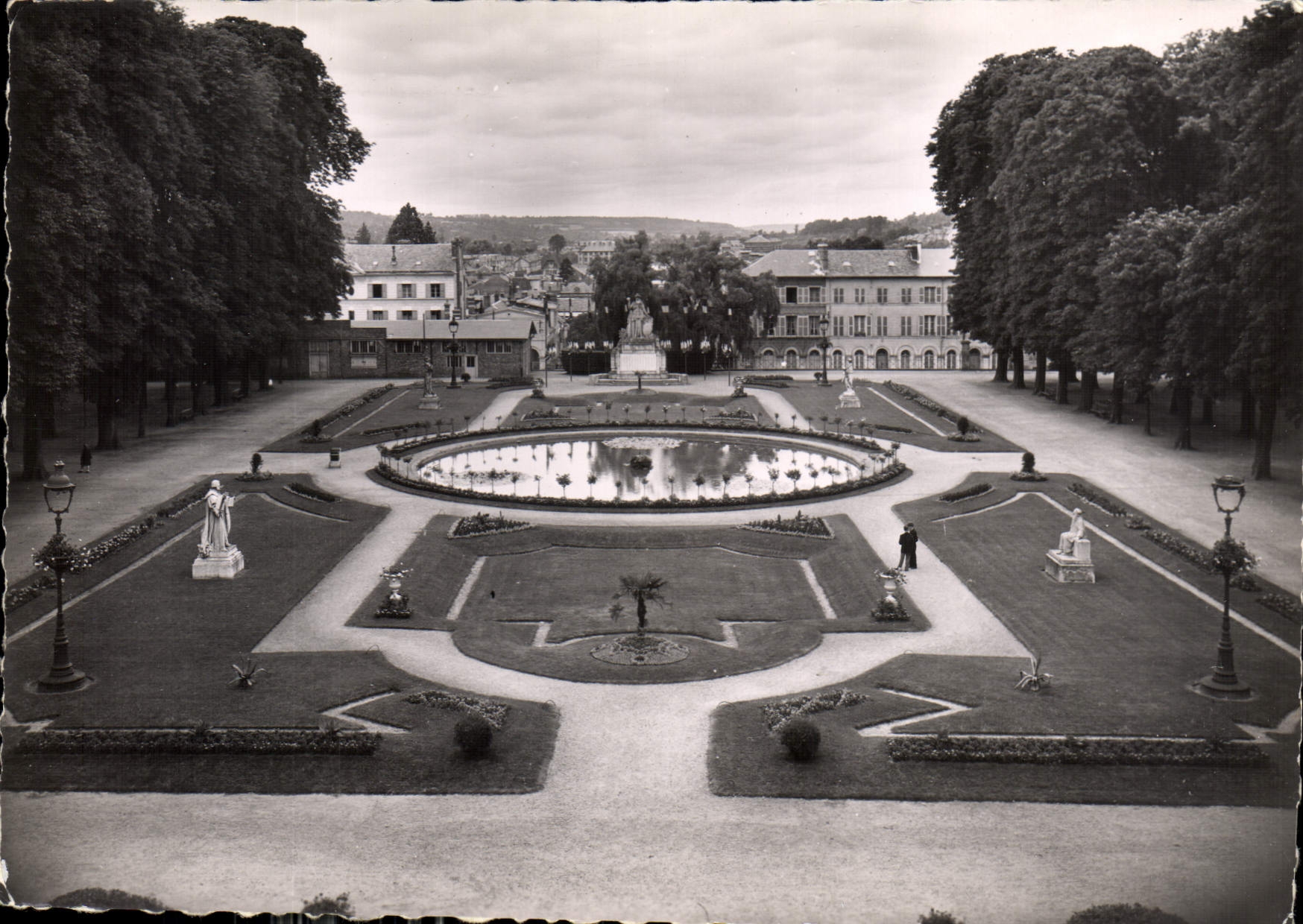 CPM Lisieux Calvados Le Jardin Public 