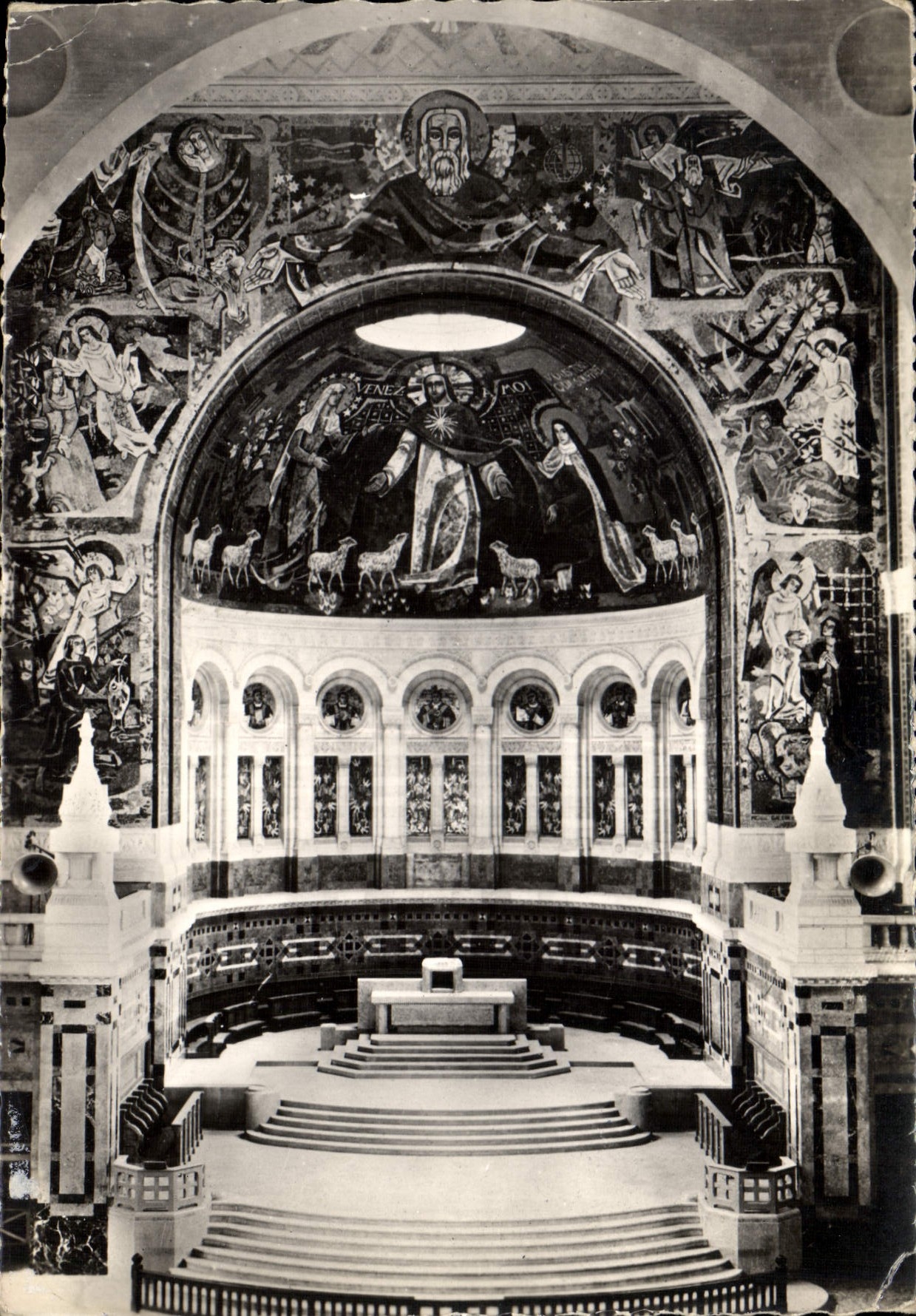 CPM La Basilique de Lisieux Arc Triomphal et Choer 