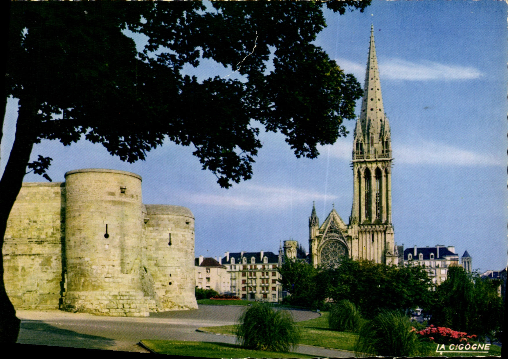 CPM Caen Calvados Eglise Saint Pierre et Remparts du Vieux Chateau 