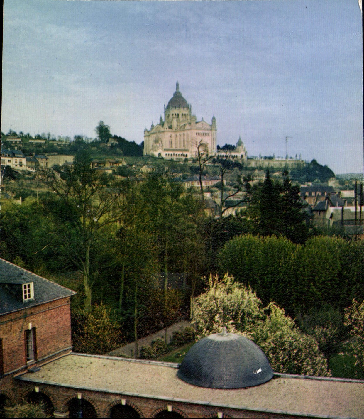 CPM La Basilique de Lisieux vue du Carmel 