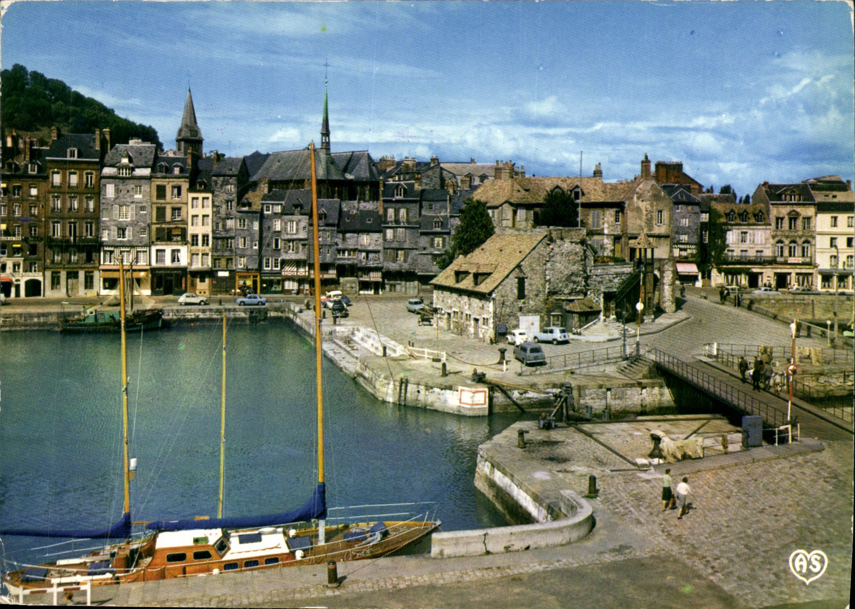 CPM Honfleur Calvados Le Quai Ste Catherine et la Lieutenance 