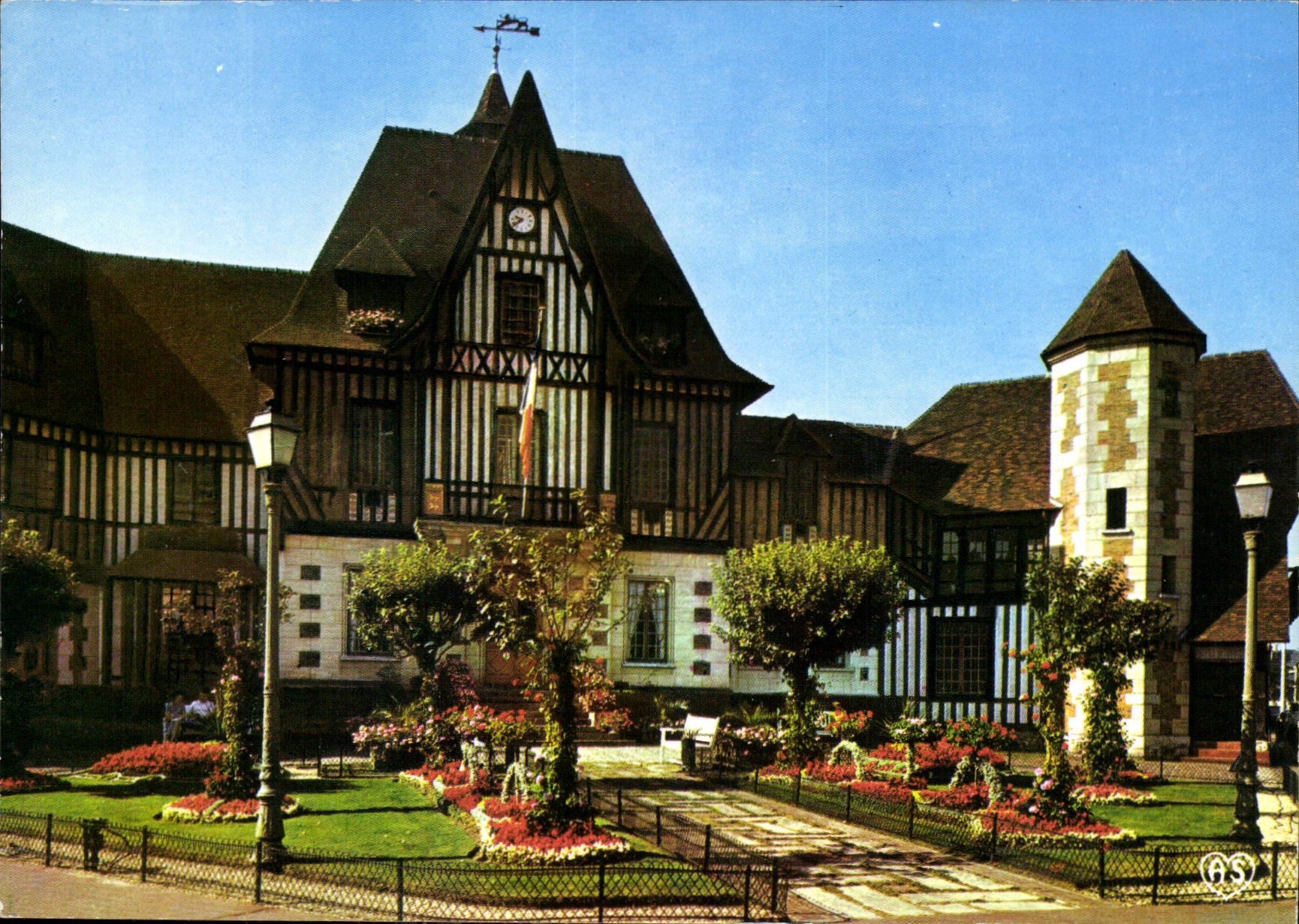 CPM Deauville Calvados La Plage Fleurie L'Hotel de Ville