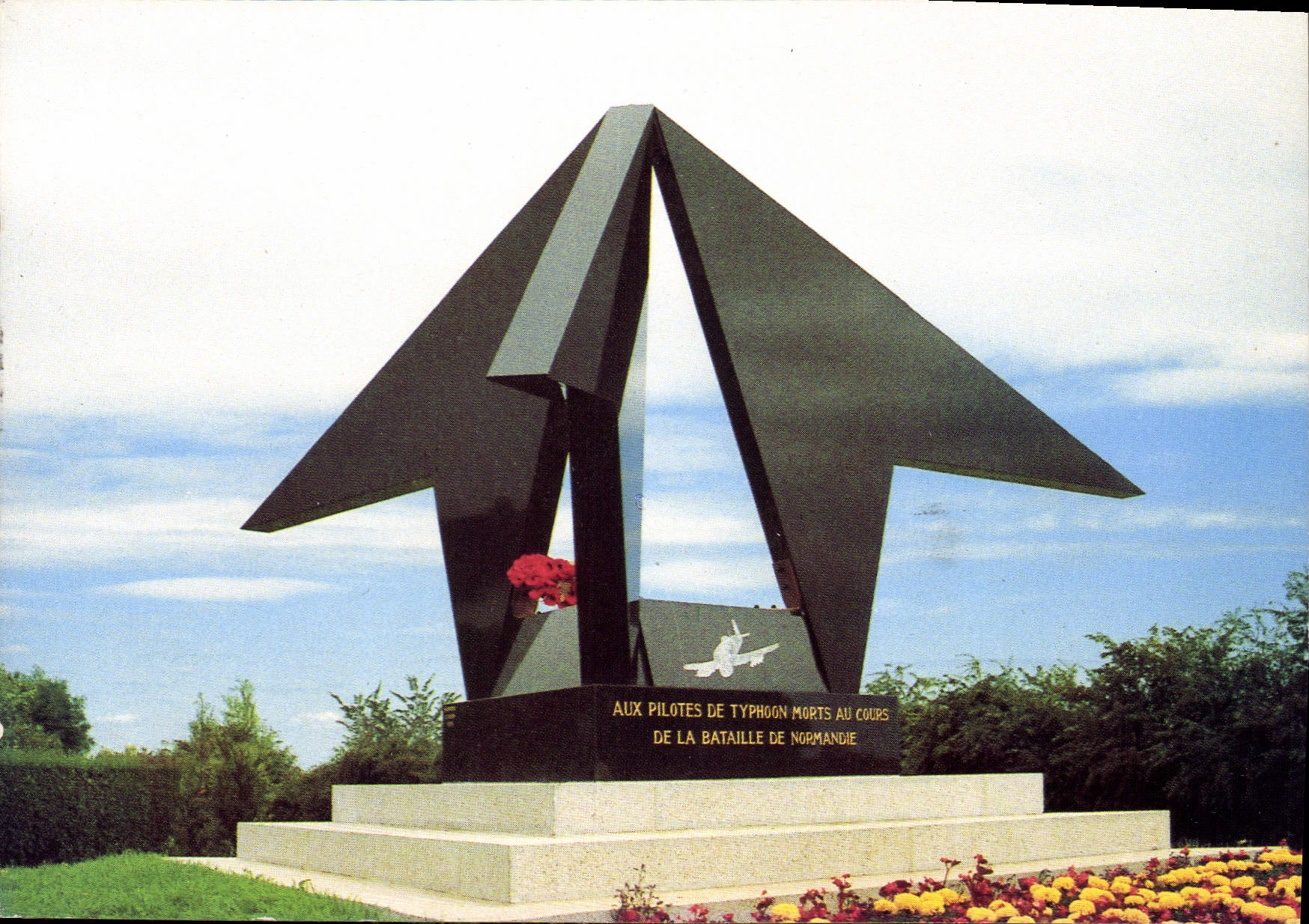 CPM Normandie France Noyers Bocage Calvados Monument erige a la memoire des pilotes de Typhoon