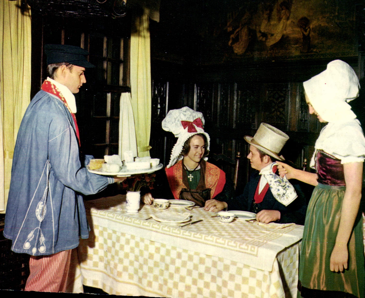 CPM La Normandie Couple bourgeois servante et paysan en costume Folklore