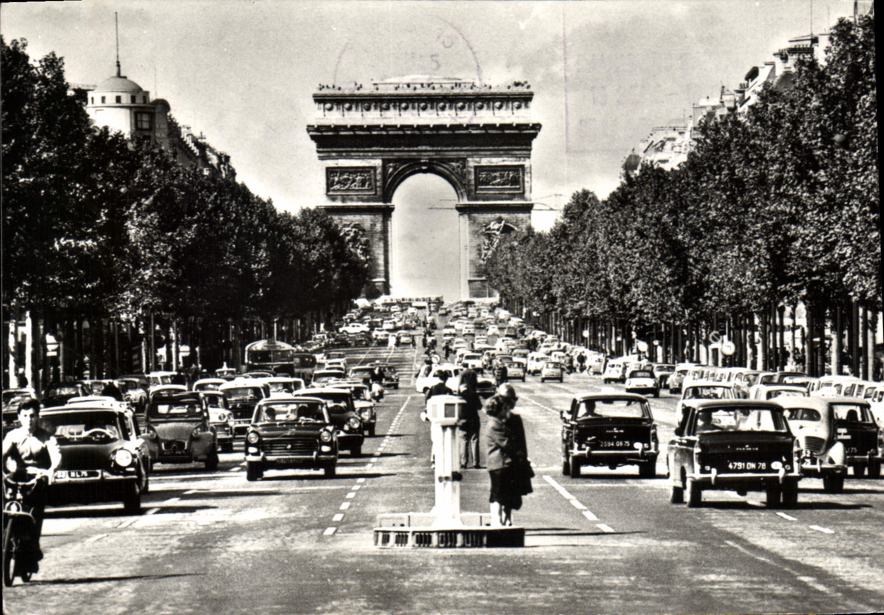 CPM Paris Champs Elysees Arc de Triomphe Automobile