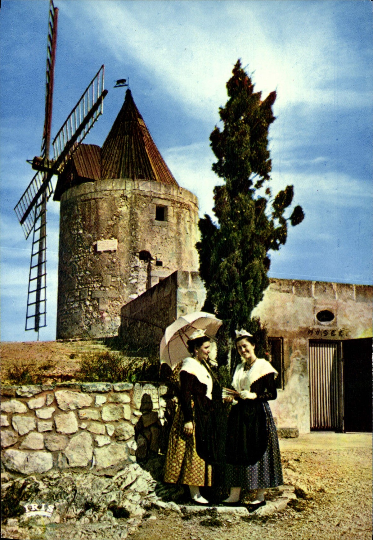 CPM Reflets de Provence Fontvieille B du R Le Moulin de Daudet Folklore