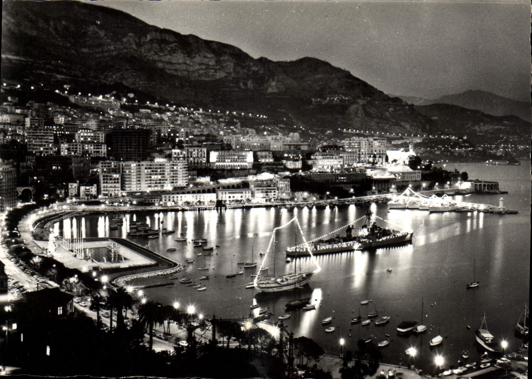 CPM La Cote d'Azur Monte Carlo Vue de Nuit Bateaux