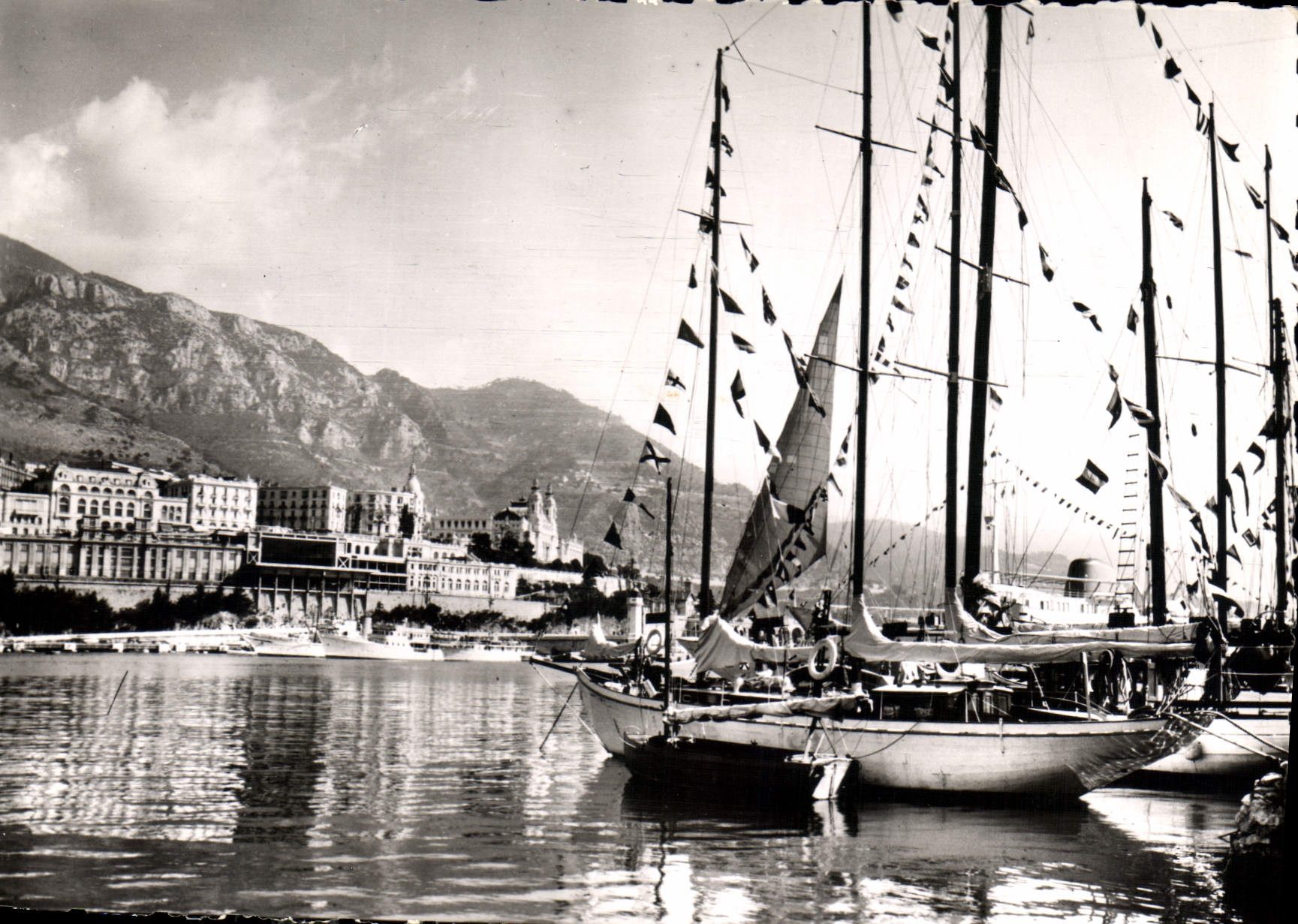 CPM Principaute de Monaco Les yachts au port Au fond Monte Carlo Bateaux