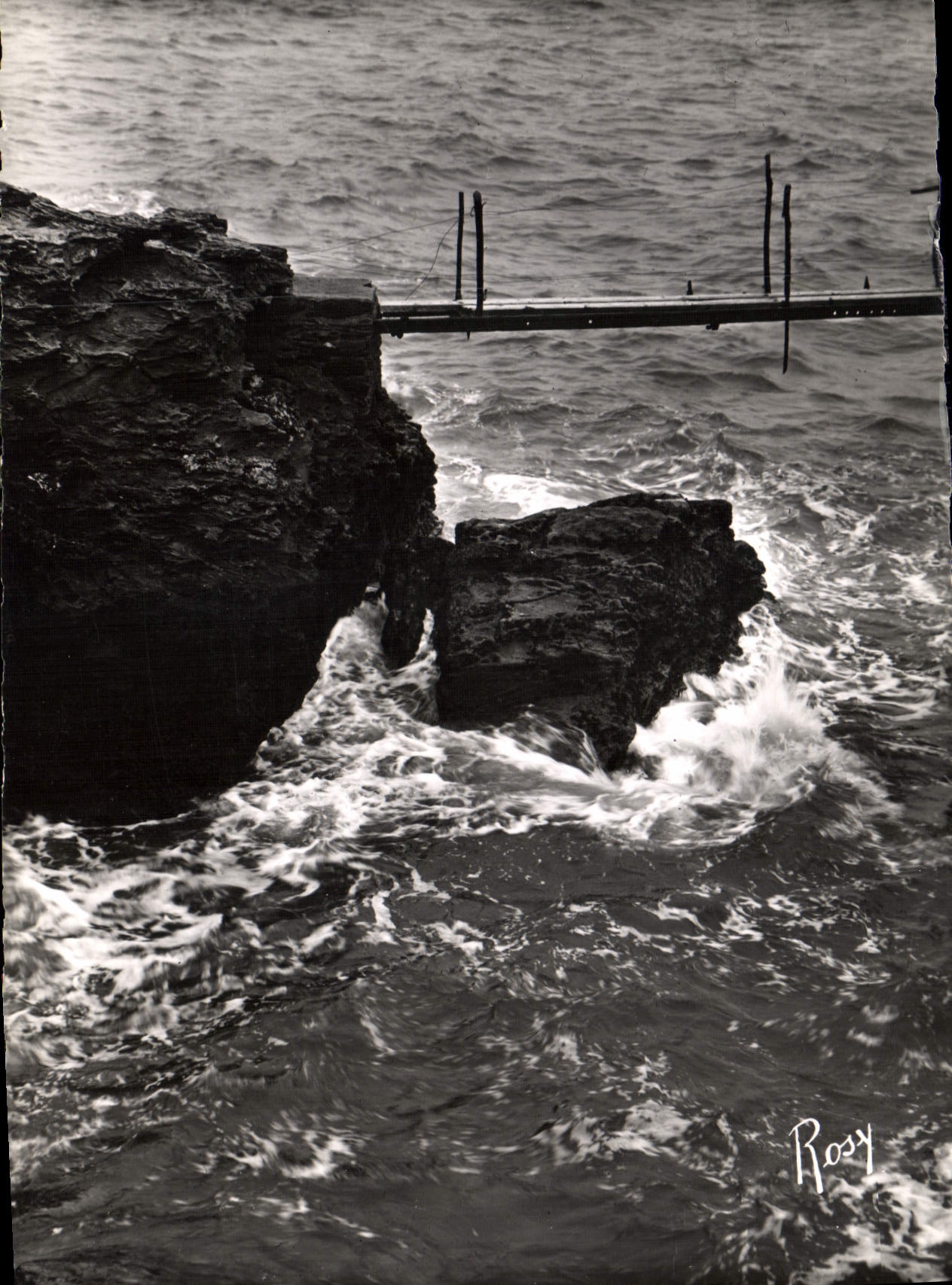 CPM Pornic Mer Houleuse sur les Rochers 