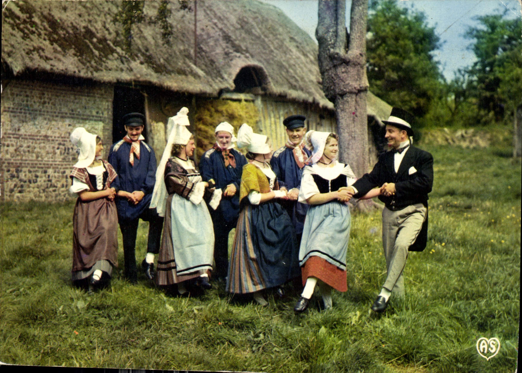 CPA Folklore de France Haute Normandie l'Assemblee du Pays Normand en dansant la Gigouillette costum