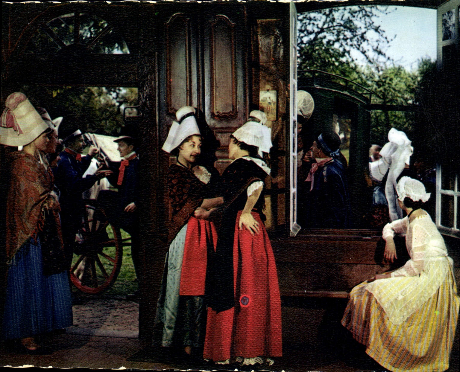 CPA Folklore de France la Normandie en attendant le position salle du Manoir de la Commanderle a Bon