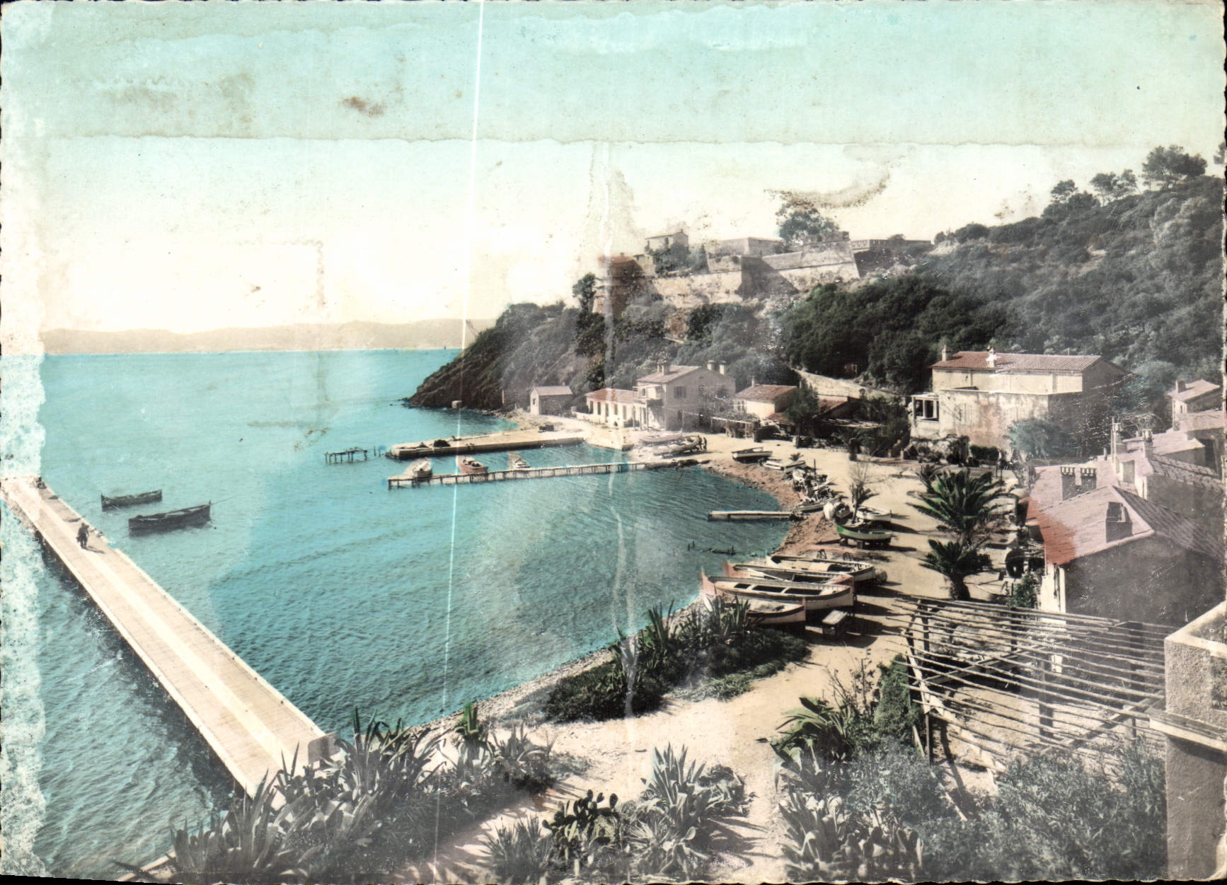 CPA Les Iles d'Or Ile de Port Cros Var vue sur le Port et le Chateau au fond Ile de Bagaud 