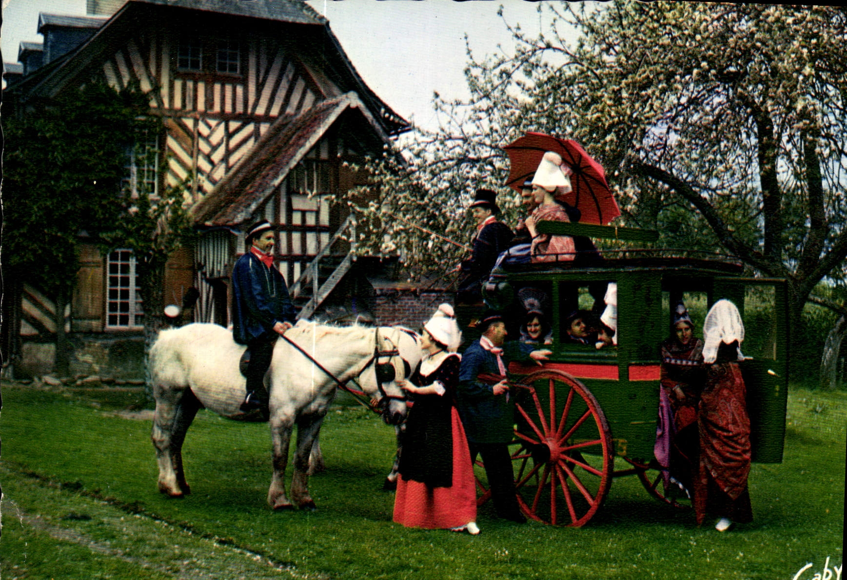 CPA Folklore de France la Normandie Haile sous les Pommiers en fleurs Manoir de la Commanderie a Bon