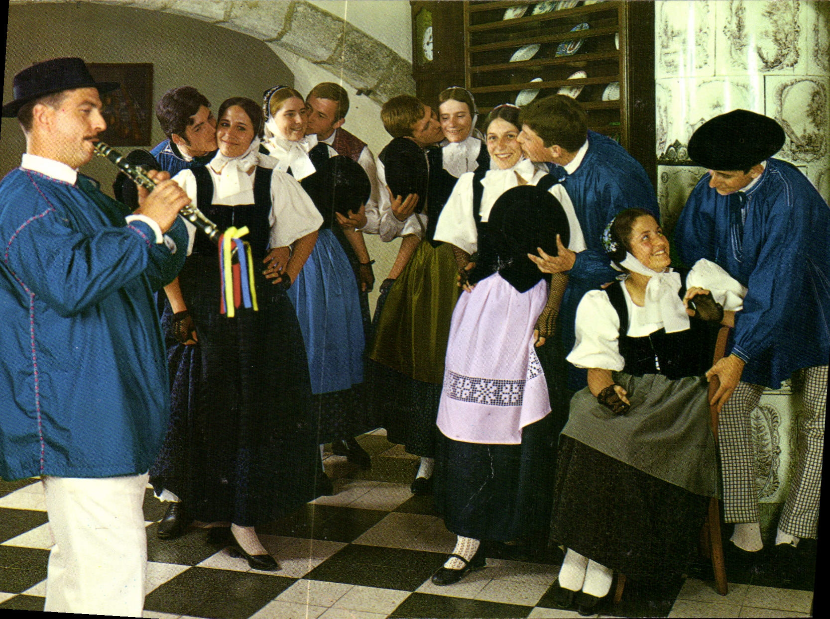 CPA Pays de Montbeliard Doubs Groupe Folklorique le Diairi Embrassez vos Cavalieres