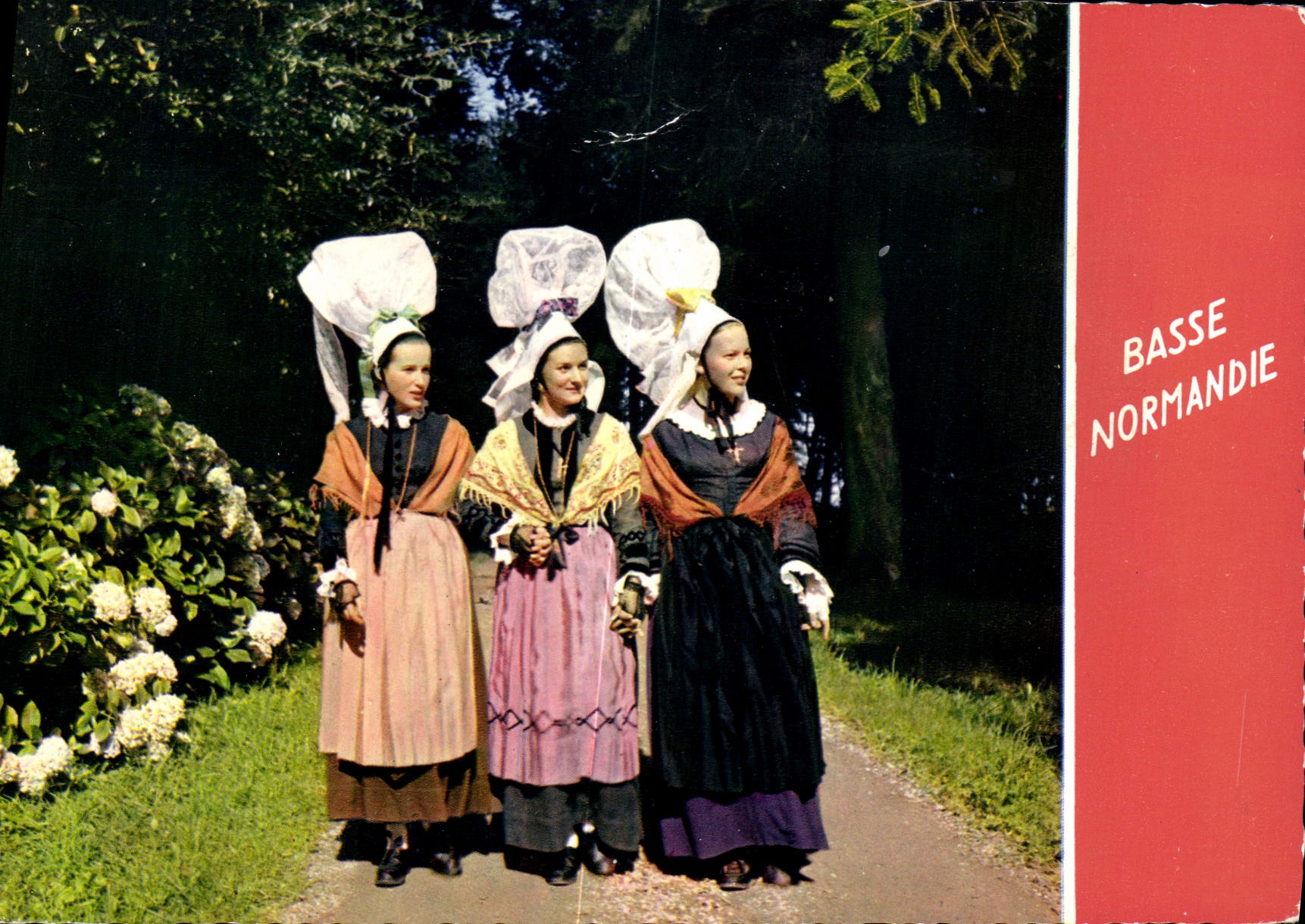 CPA Basse Normandie Nord du Cotentin Paysannes en tenue de fete 19 S portant les coiffes de Montebou