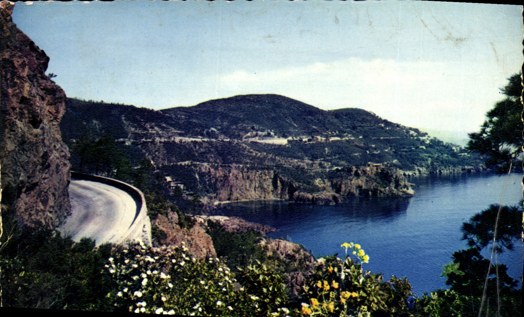 CPM Reflets de la Cote d'Azur la Route de la Corniche d'Or vers la Pointe de la Galere 