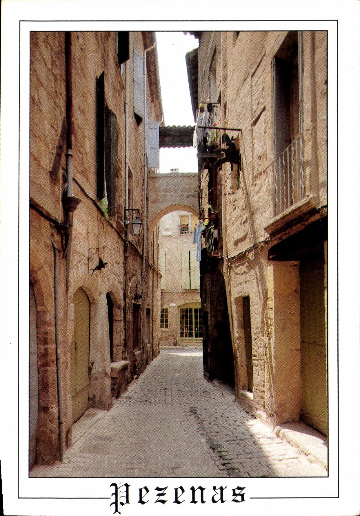 CPM Pezenas Herault Ville d'Art la Rue Triperie Vieille 