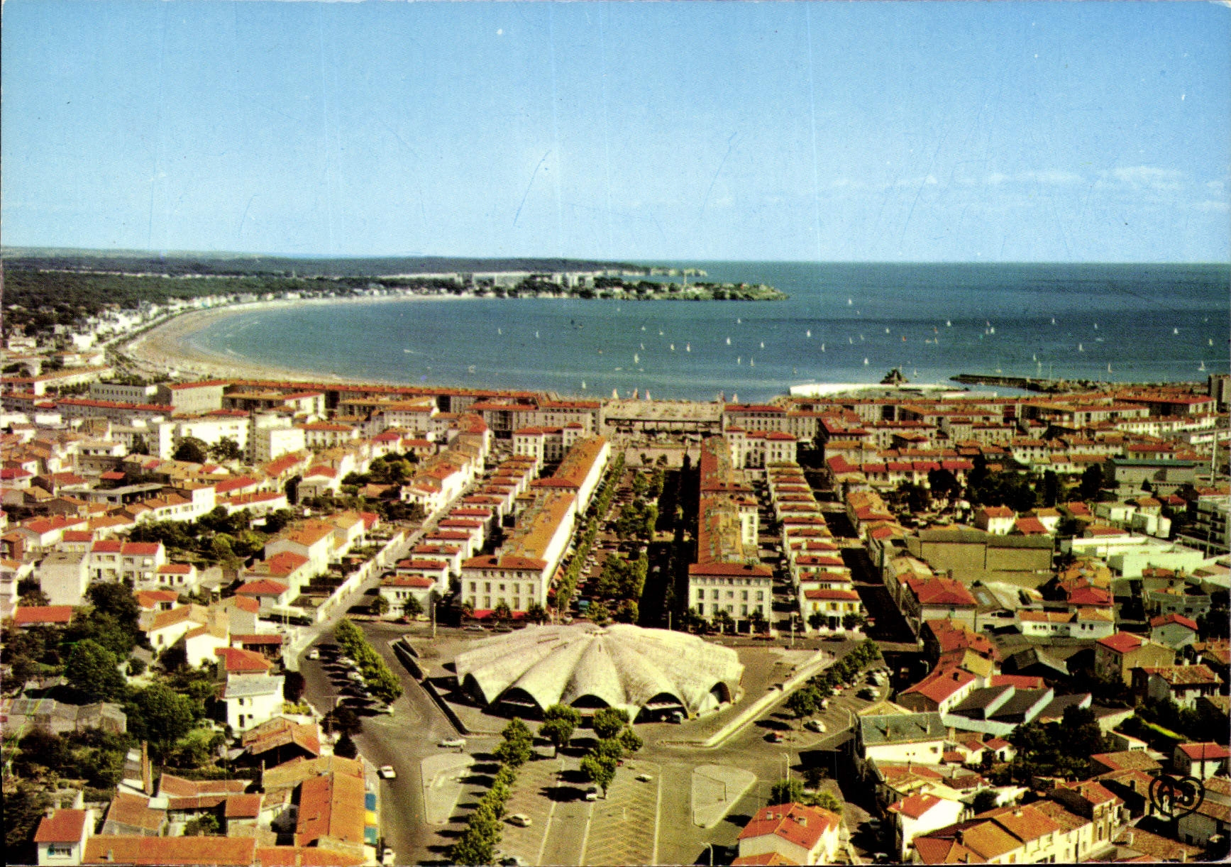 CPM Royan Ch Mme vue generale et le Marche Couvert 
