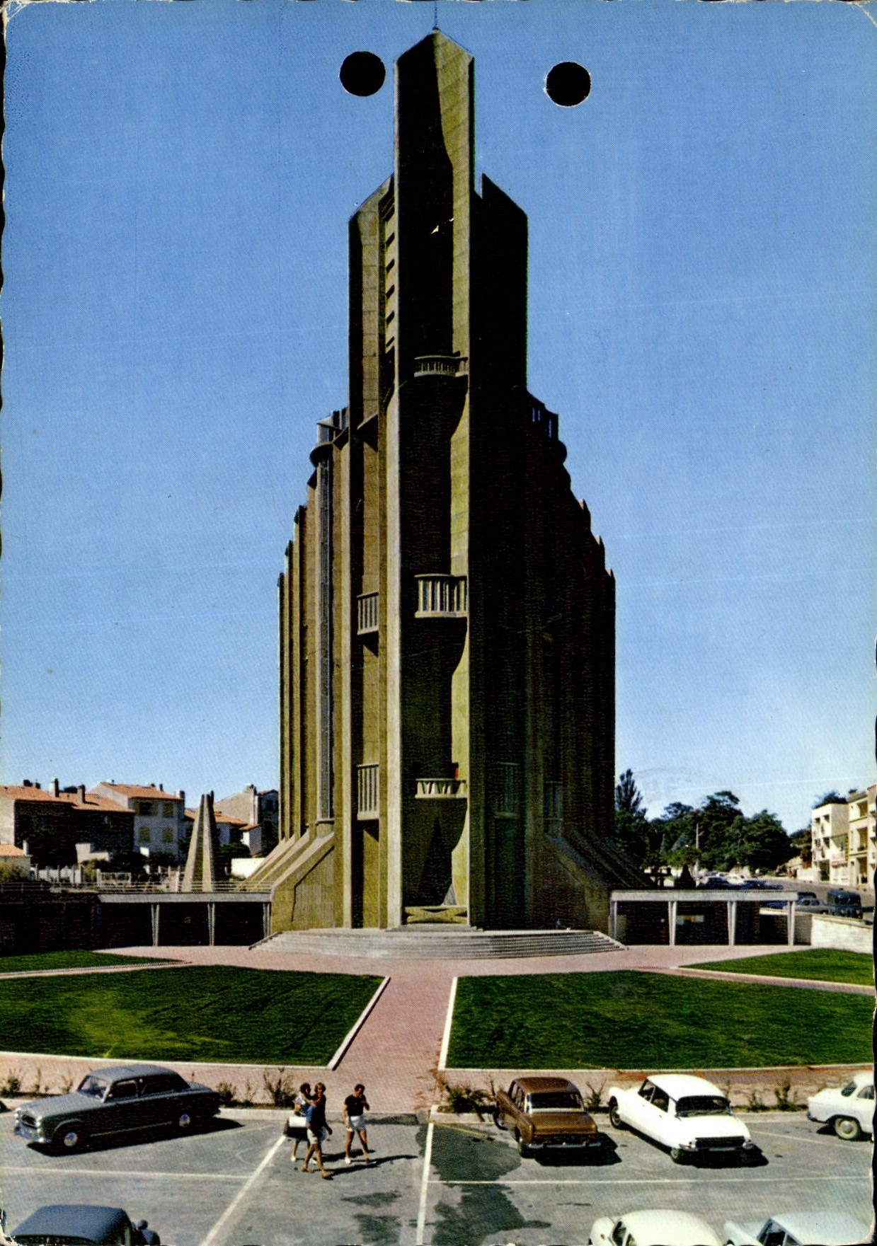 CPM Royan l'eglise Notre Dame Facade Est le Clocher
