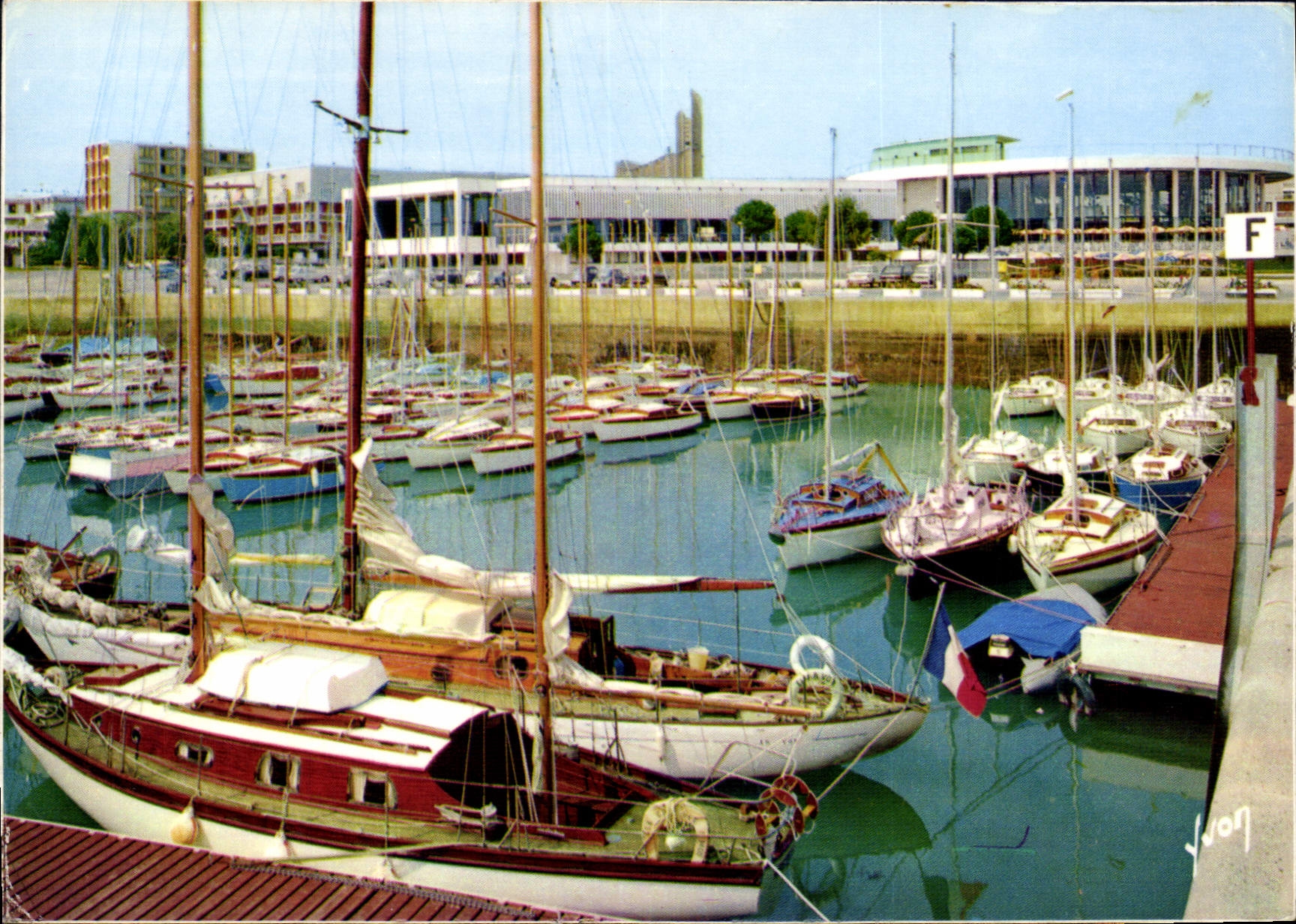 CPM La Cote de beaute royan Charente Maritime le Port de Plaisance et le Casino 