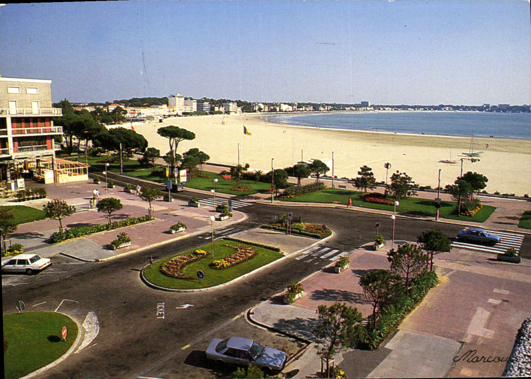 CPM Royan la nouvelle Place et la Plage 