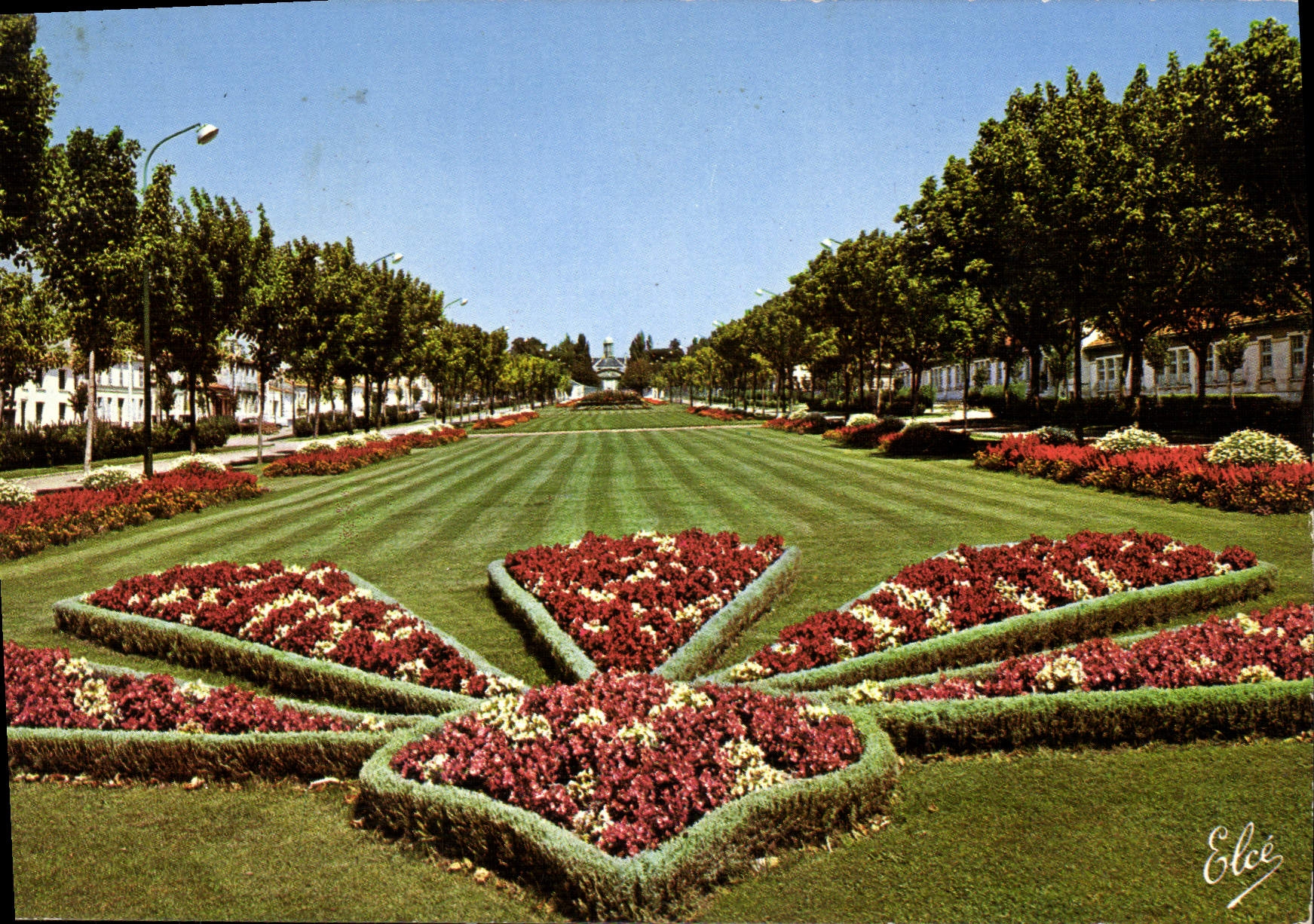 CPM Rochefort le Cours d'Albois avec ses Beaux Jardin au fond l'hopital de la Marine