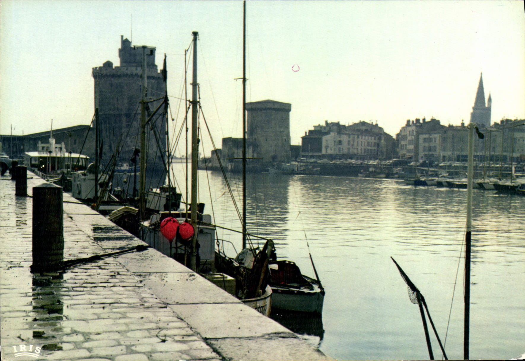 CPM La Rochelle Charente Maritime Brume sur le Port Tour St Nicolas XIV siecle a gauche et la Tour d