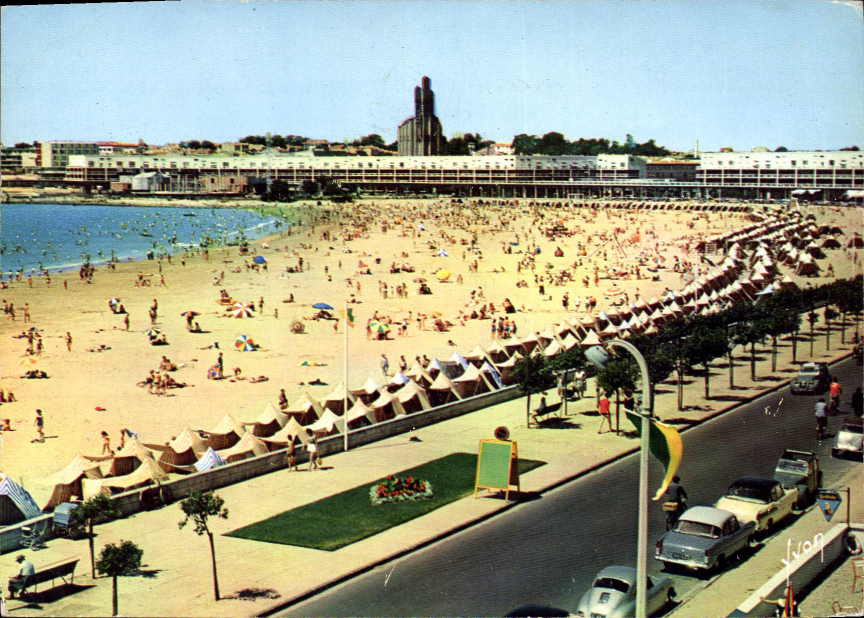 CPM La Cote de Beaute Royan Charente Maritime la Grande Conche et sa magnifique plage de Sable 
