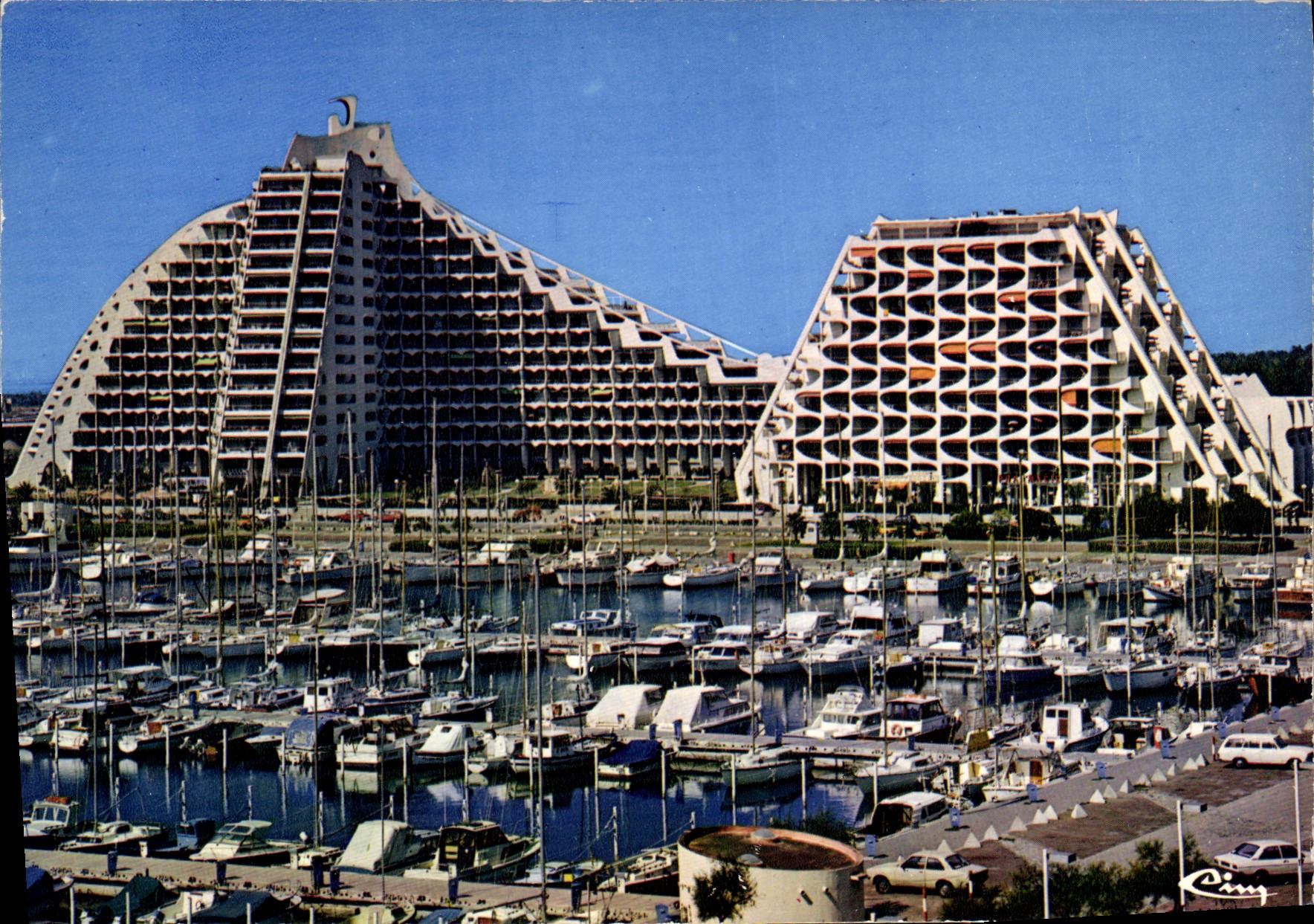CPM La Grande Motte Herault la Grande Pyramide l'Eden le Port 