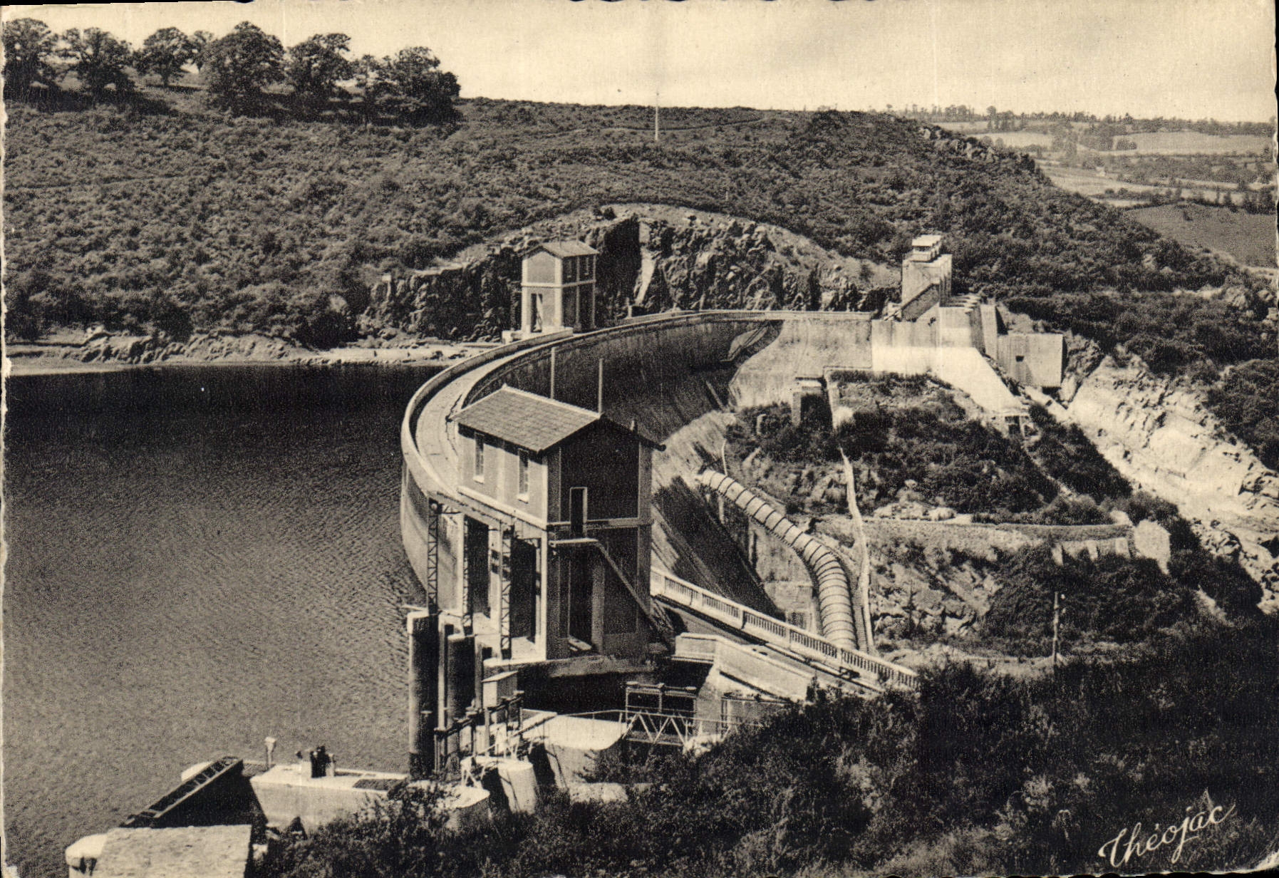 CPM Barrage d'Eguzon Chambre des vannes Debit par de Chacune