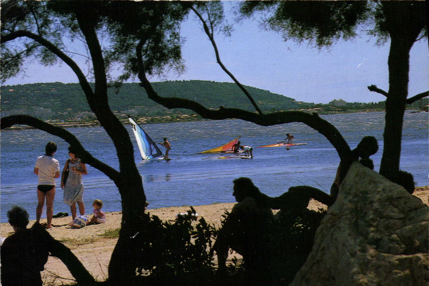CPM Sur les rives du Bassin de thau Balaruc les Bains contre jour sur la Plage dans le fond Sete