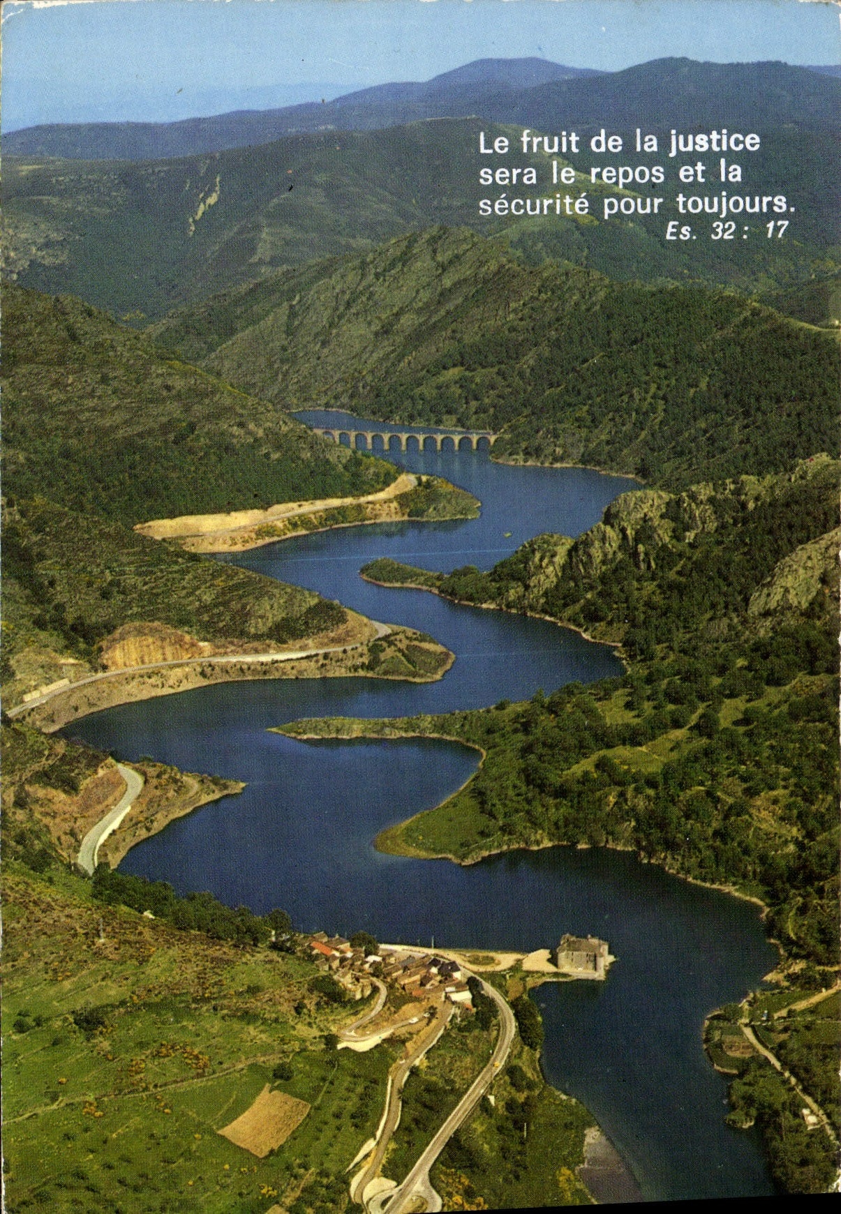CPM Le Lac de Villefort Lozere vue d'ensemble au premier plan Chateau de Castanet