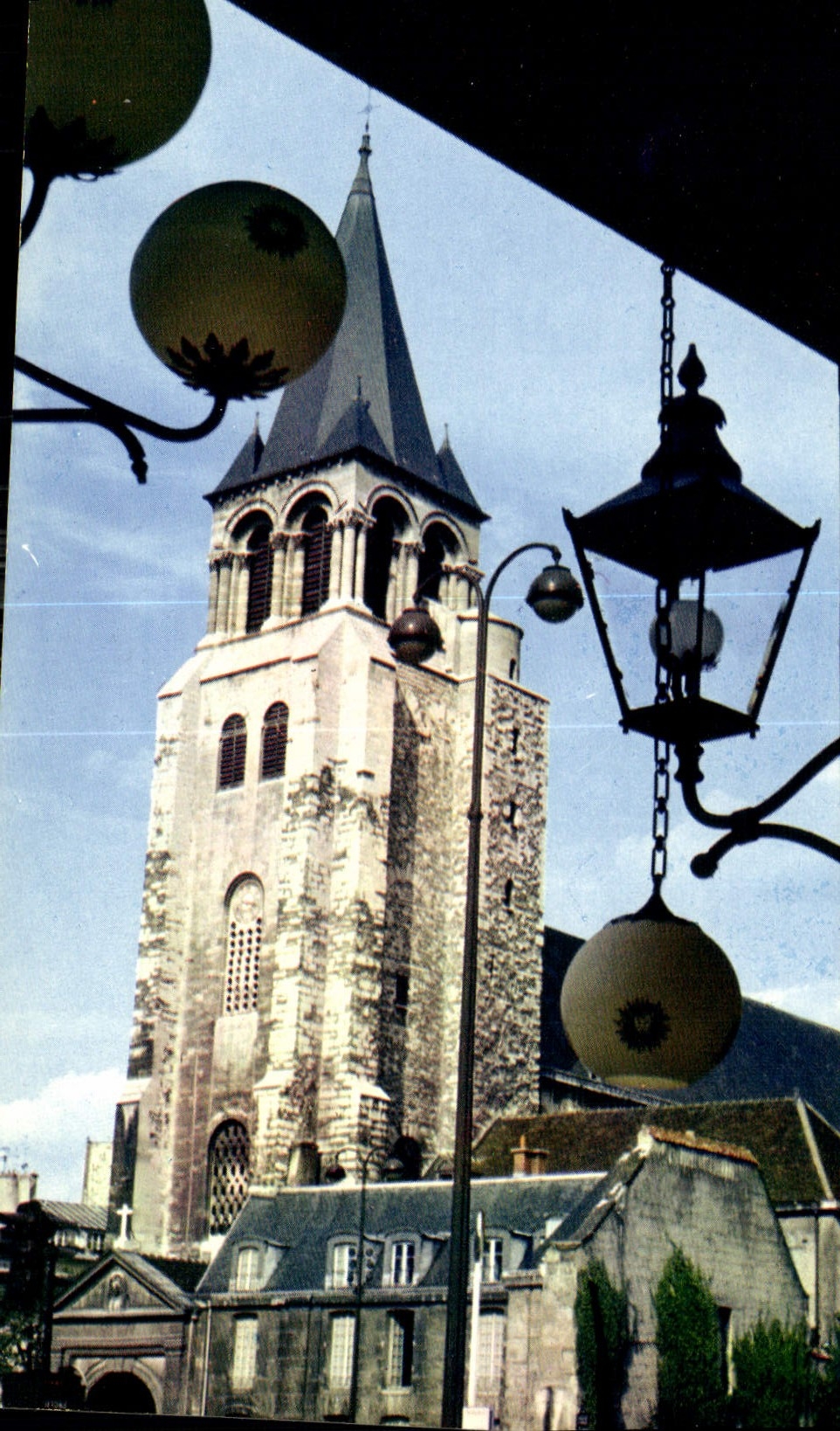 CPM Paris l'eglise Saint Germain des Pres vue depuis le drugstore 