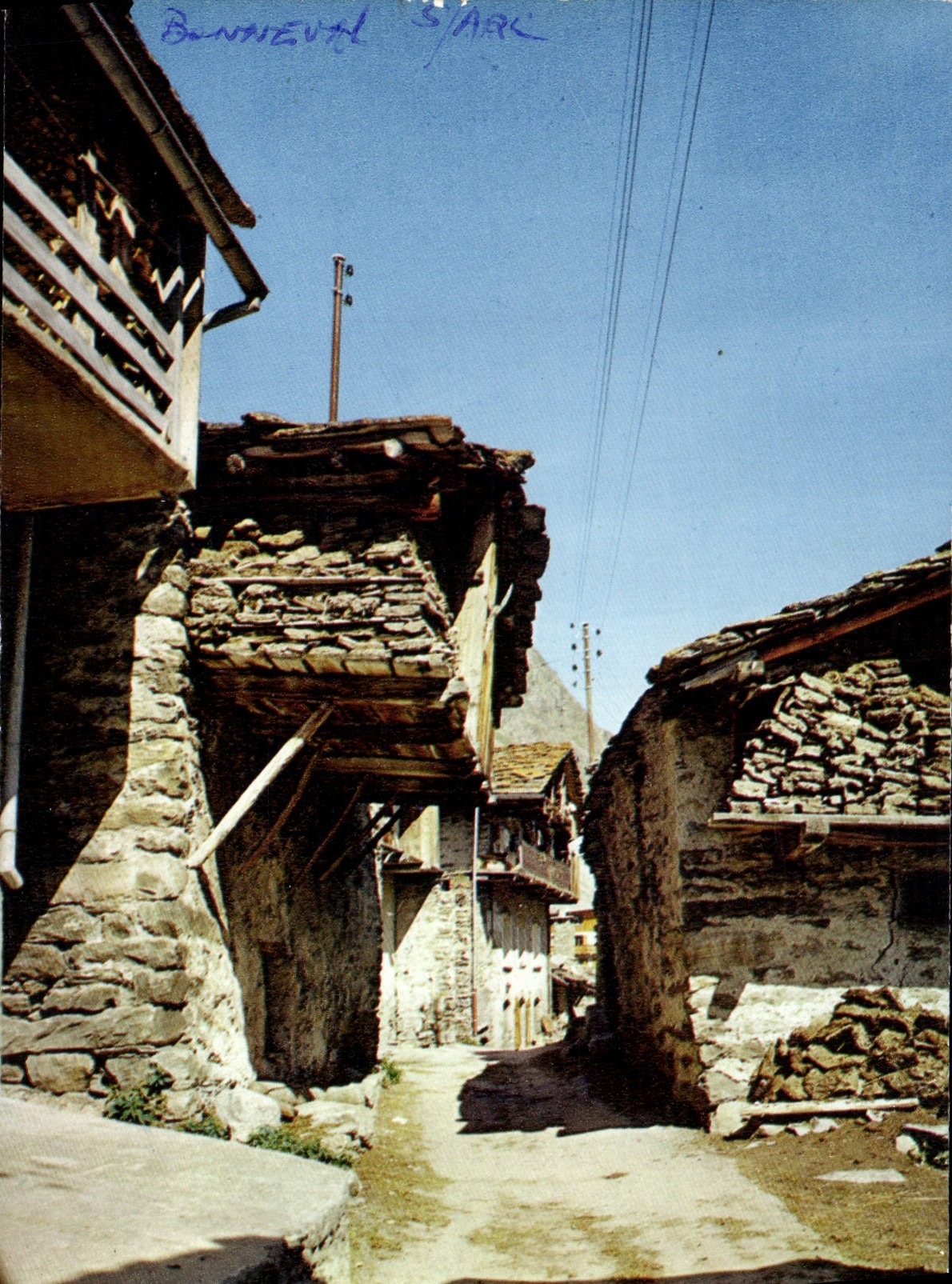 CPA Bonneval sur Ace Savoie interieur du village la rue principale