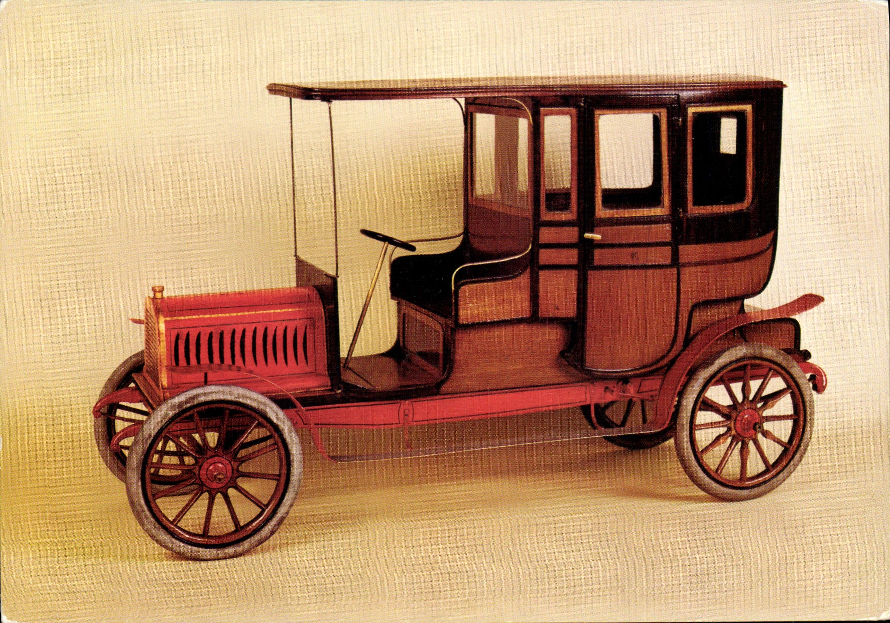 CPA Compiegne Musee National de la Voiture Maquette d'une limousine Delahay 1903 Automobile