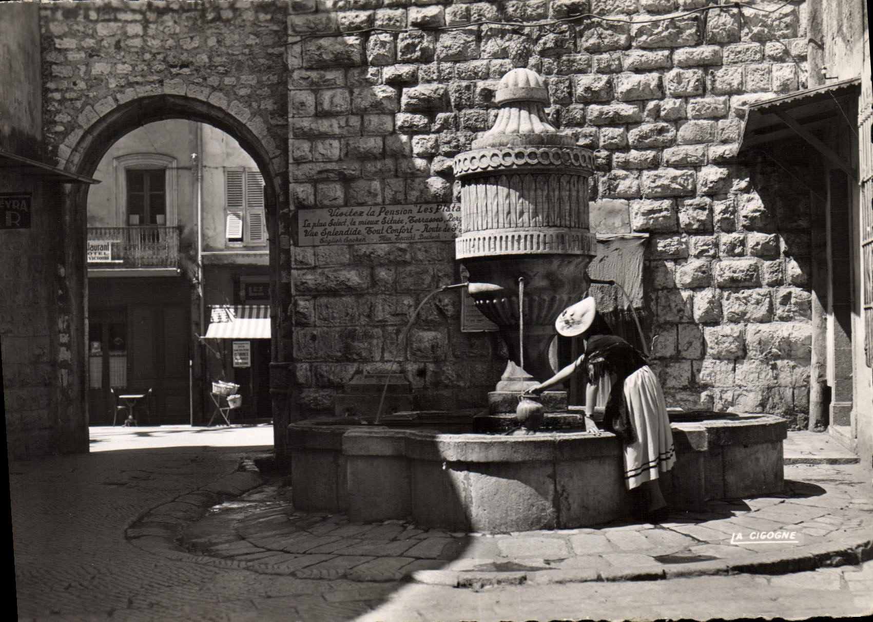 CPM Vence Alpes Maritimes Fontaine et porte du Peyra