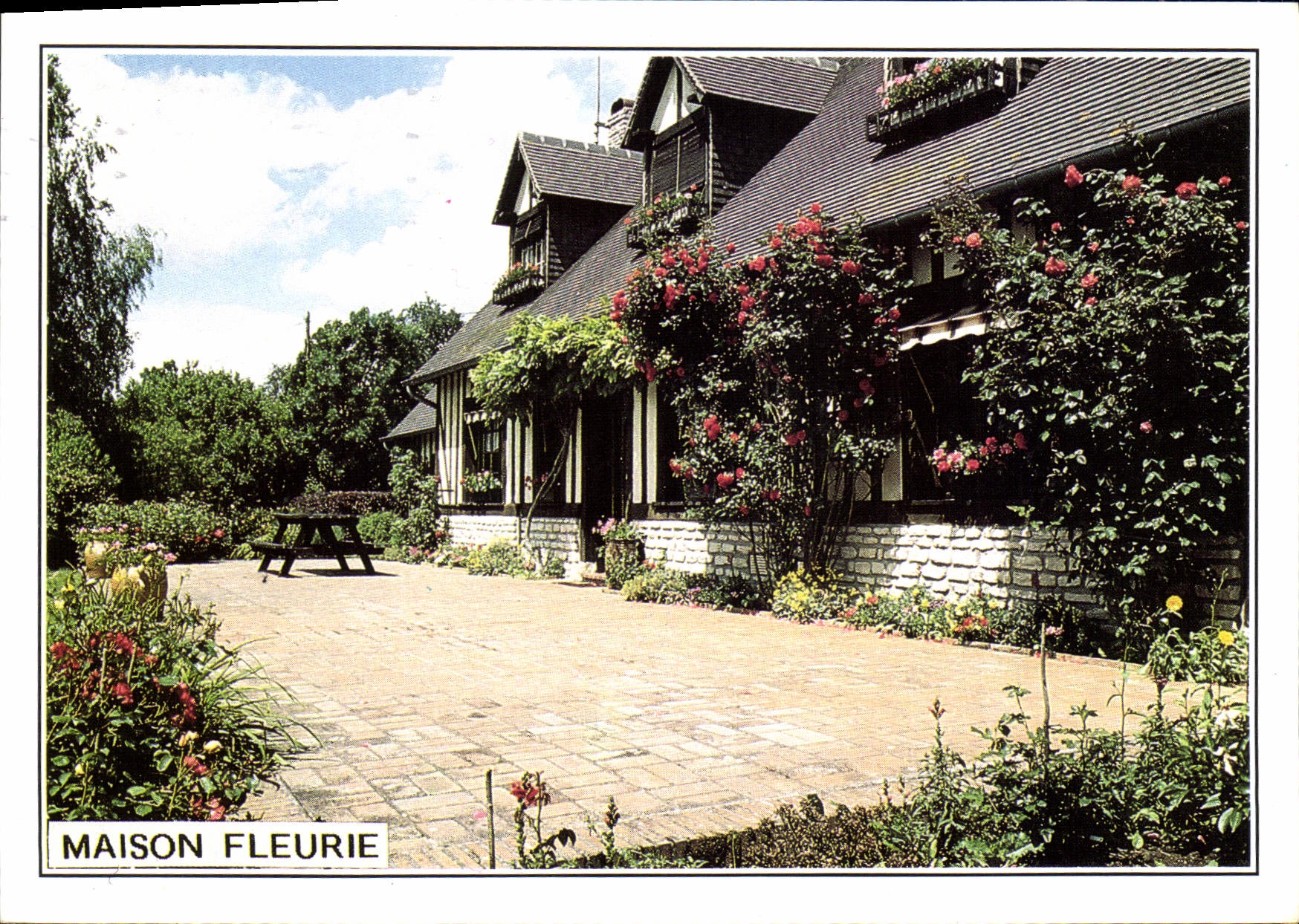 CPM Maison normande fleurie 