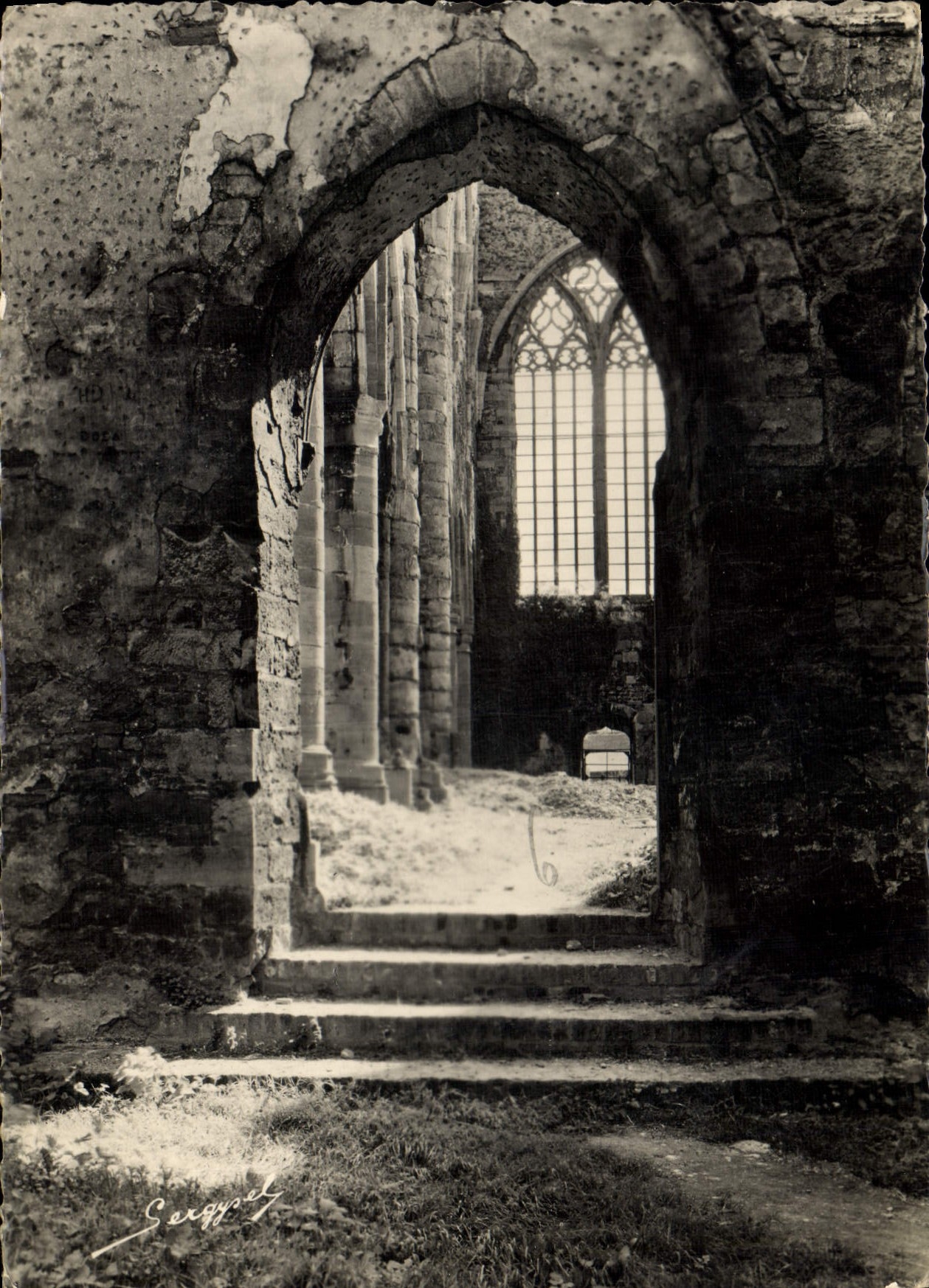 CPM Abbaye d'Aulne Porte donnant acces des Cloitres vers l'Eglise