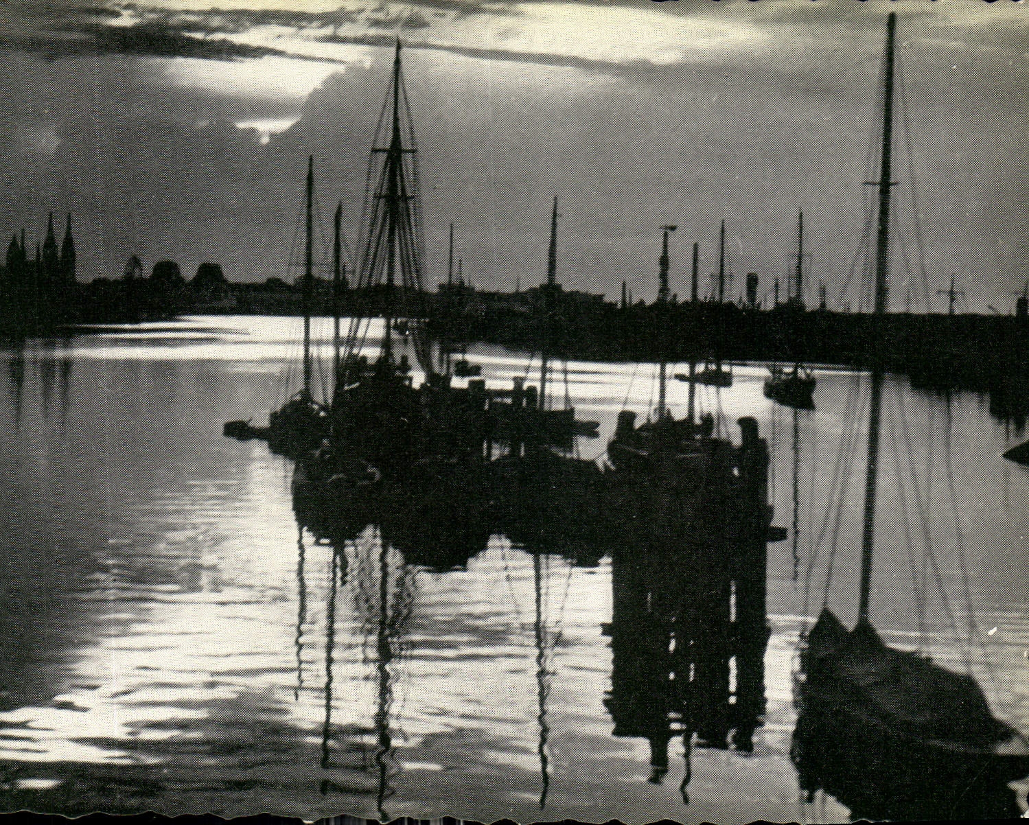 CPM Ostende Crepuscule sur le Port Bateaux de peche