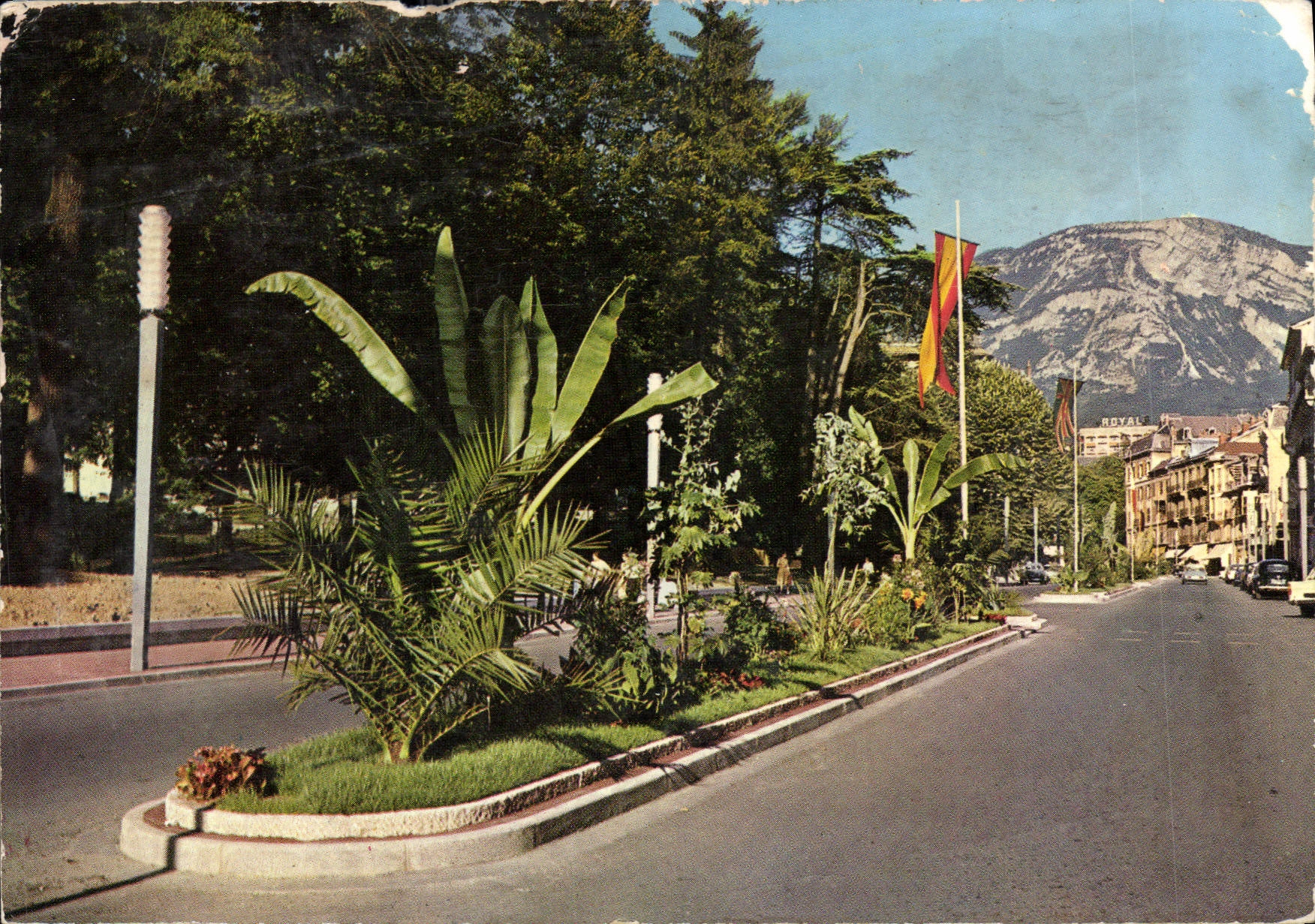 CPM Aix les Bains la belle decoration meridionale de l'avenue des Thermes et de la Gare au fond le M