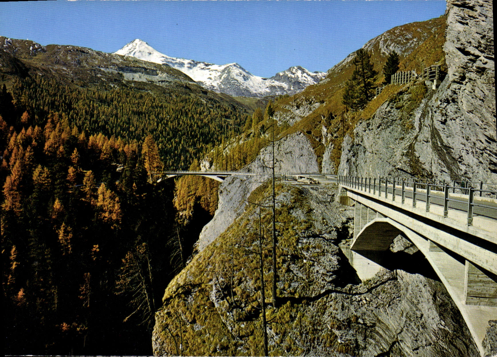 CPM Strasse nach Avers Cresta und Juf dem hochstgelegenen Dorf Europas mit Letziwaldbrucke und Piz d