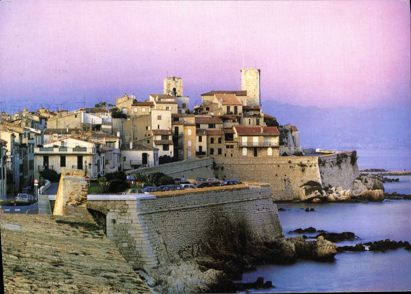 CPM Antibes Alpes Maritimes La Vieille ville et les remparts en debut de soiree