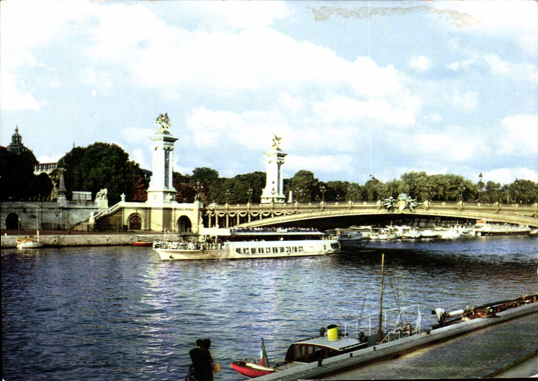 CPM Paris le Pont Alexandre III et le Bateau Mouche Parisien