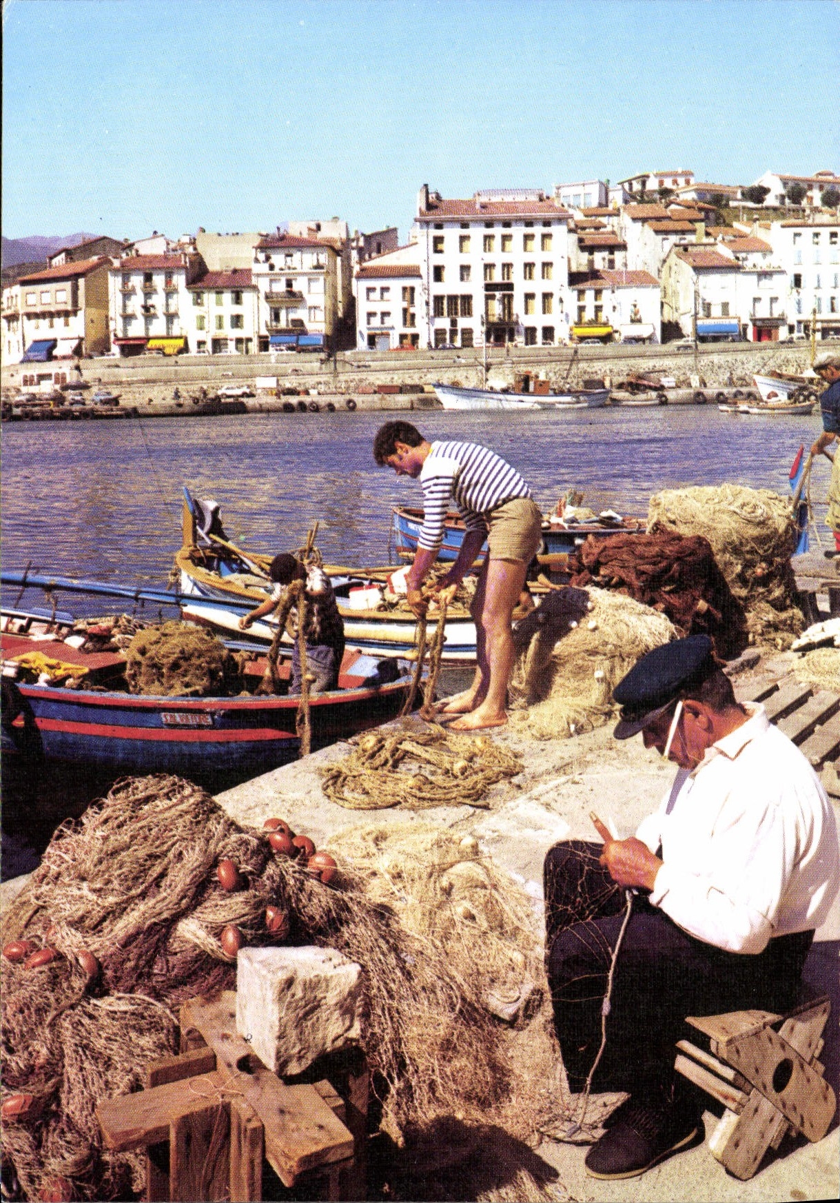 CPM Scenes de peche en Mediterranee Remmaillage de filets et bateaux de peche a quai