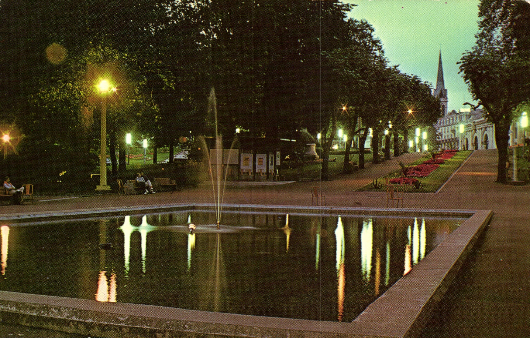 CPM Aix les Bains Savoie le parc et au fond l'Etablissement Thermal 