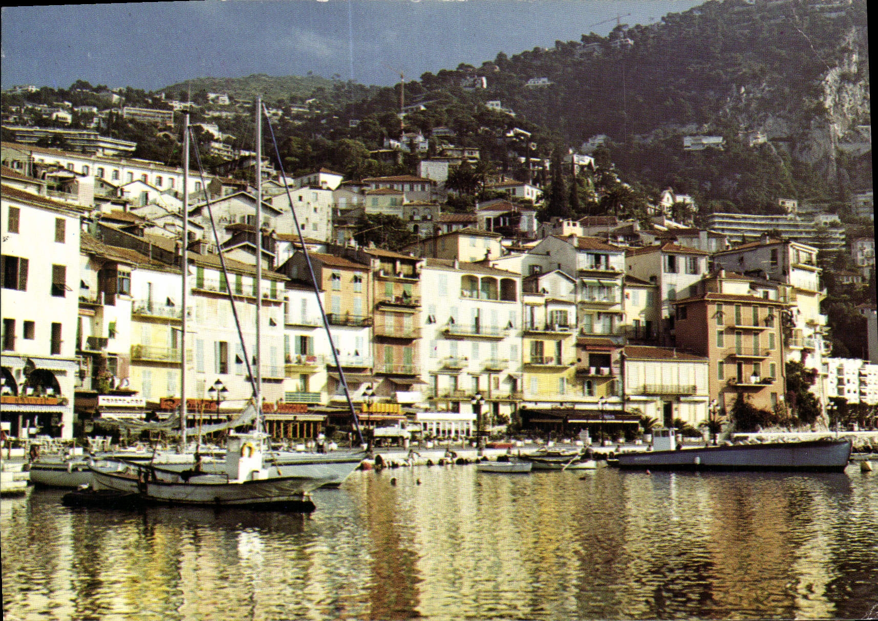 CPM Villefranche sur Mer Alpes Maritimes Le Quai Amiral Courbet se reflete dans l'eau du Port