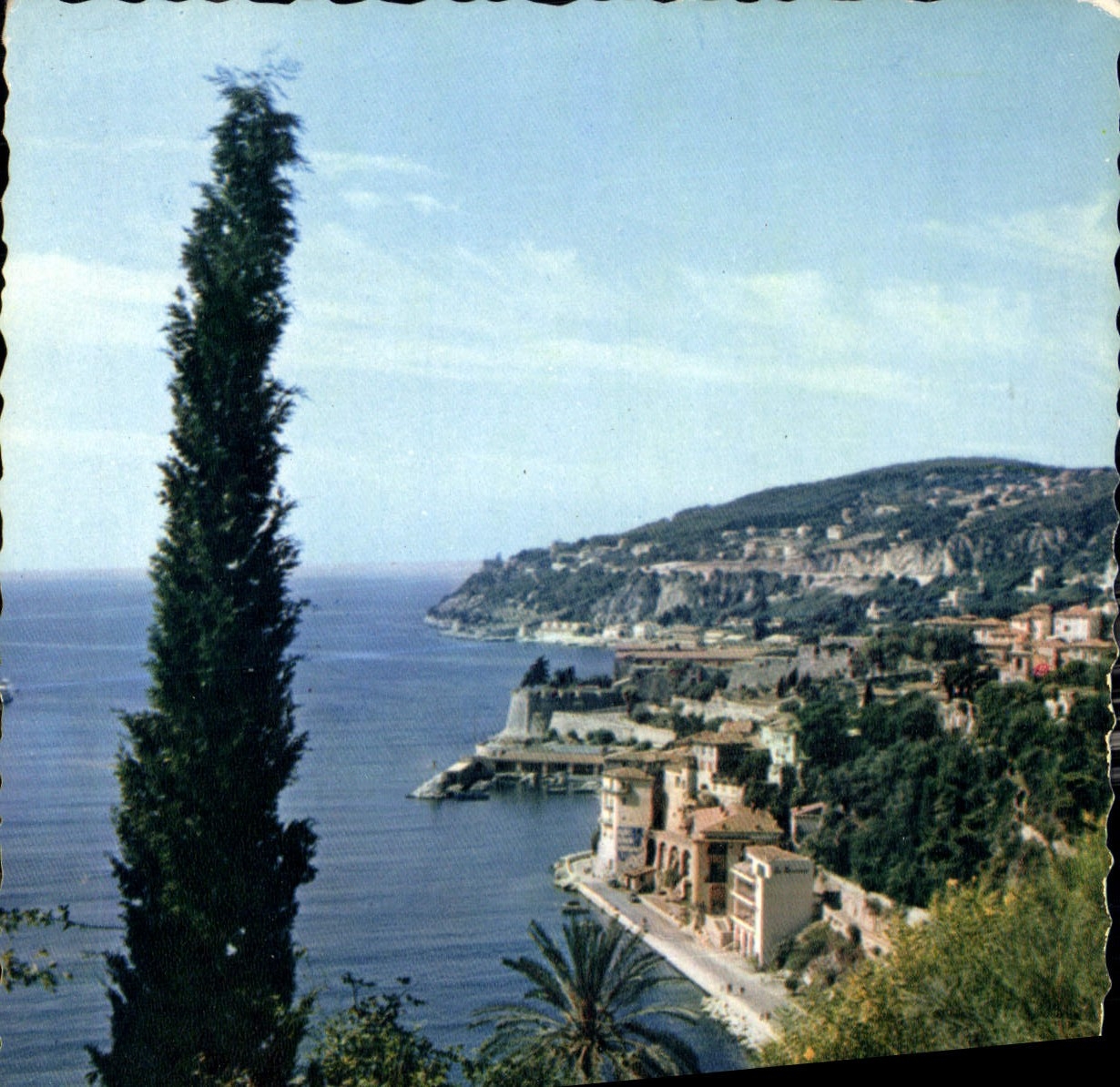 CPM Reflets de la Cote d'Azur Villefranche sur Mer vue generale au loin le Cap de Nice