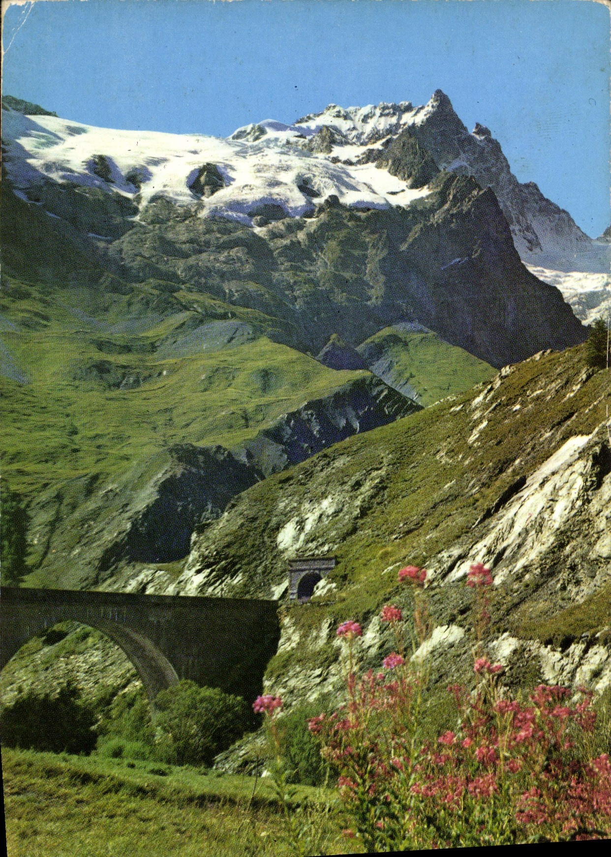 CPM Les Alpes Touristique les Granda cols Entre la grave et le col du Lautaret le grand pic de la Me