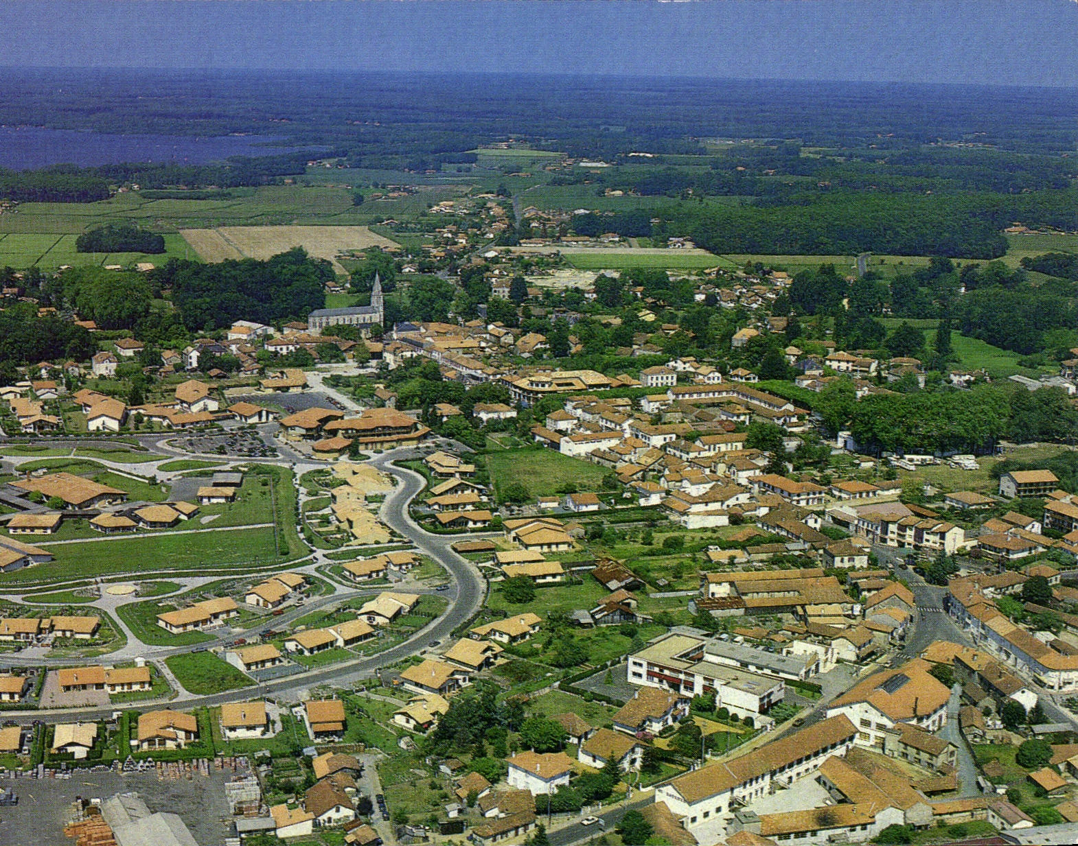 CPM Image de France Landes Soustons vue panoramique sur la ville et au loin son etang