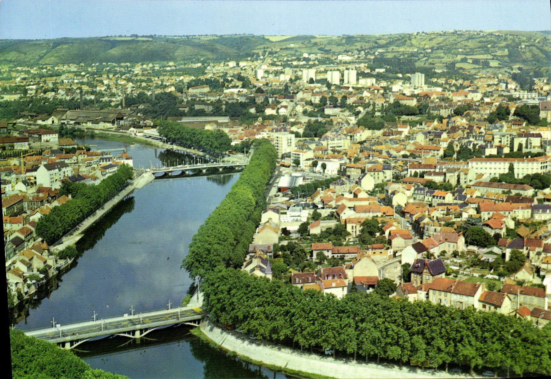 CPM Montlucon vue aerienne sur le Cher et la Ville 